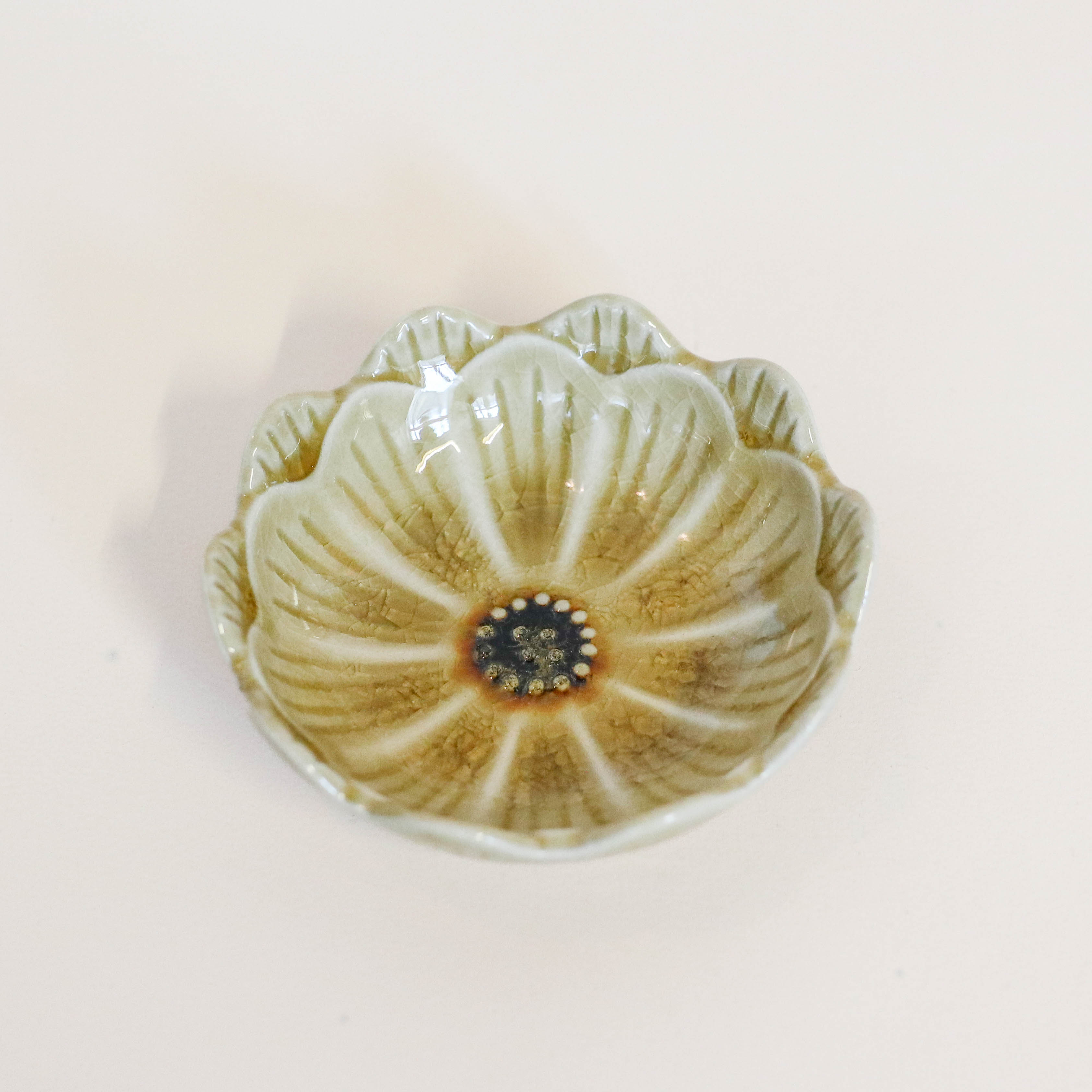 Flower bowls with cracked glaze