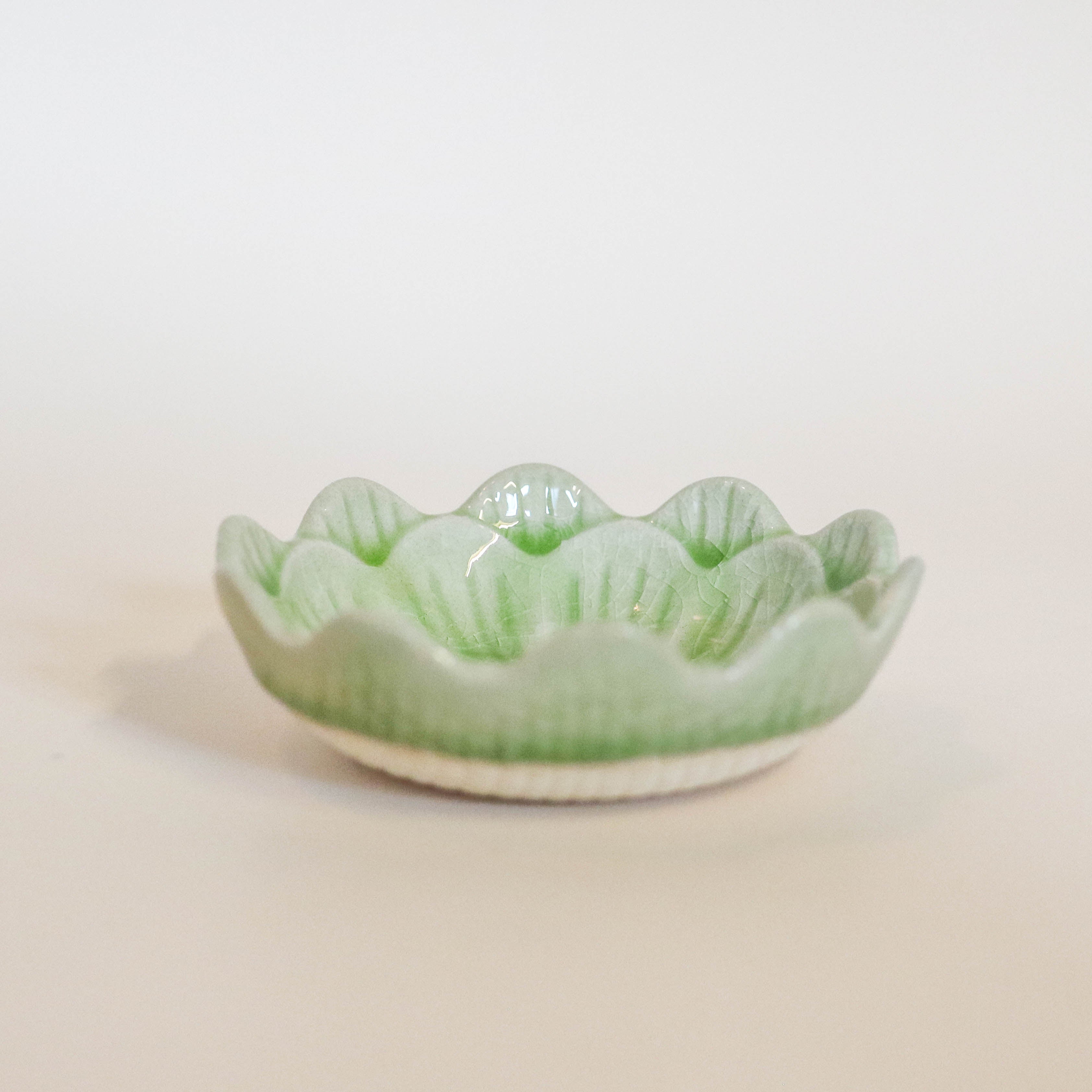 Flower bowls with cracked glaze