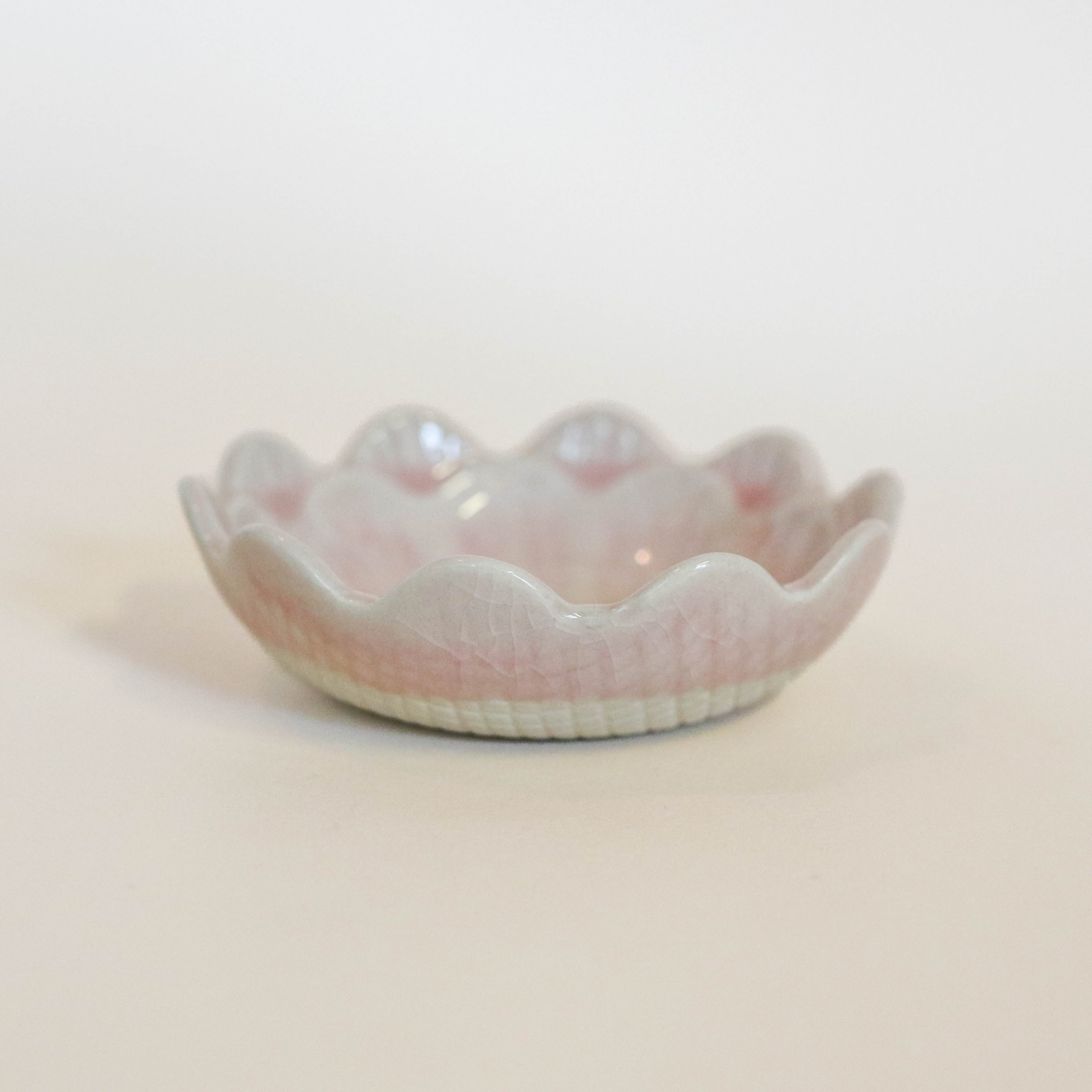 Flower bowls with cracked glaze