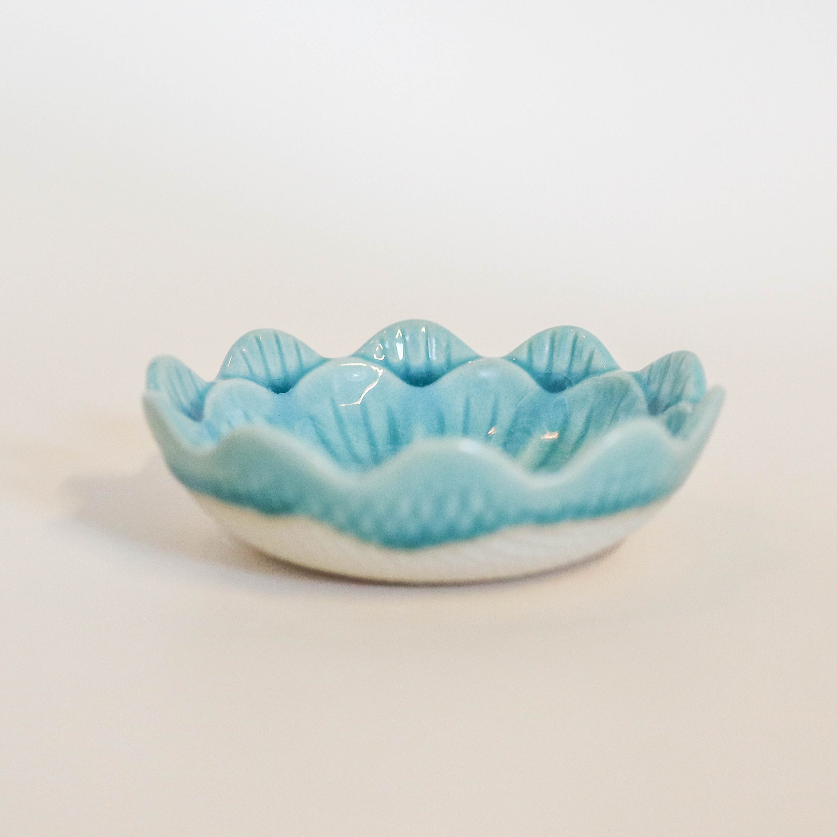 Flower bowls with cracked glaze