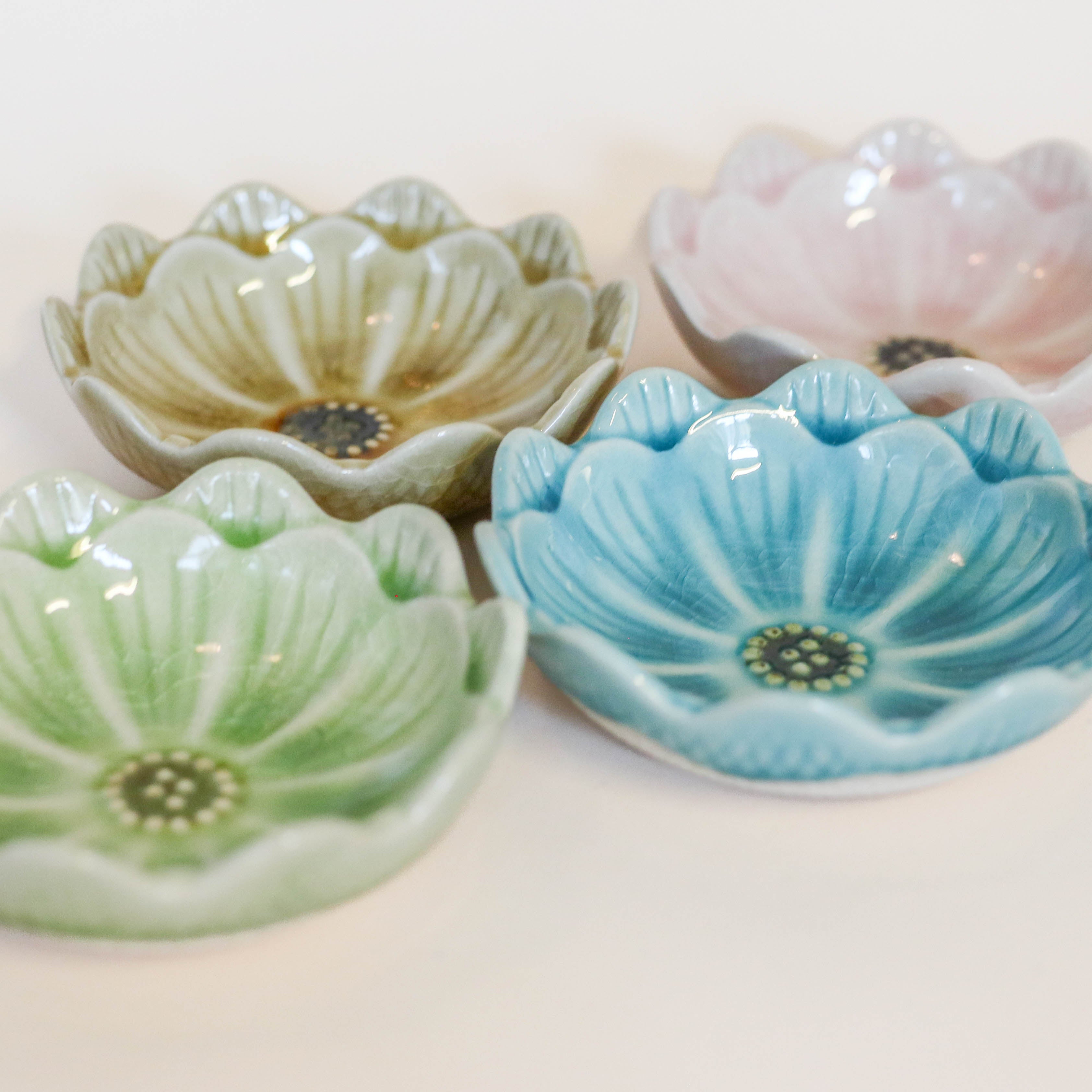 Flower bowls with cracked glaze