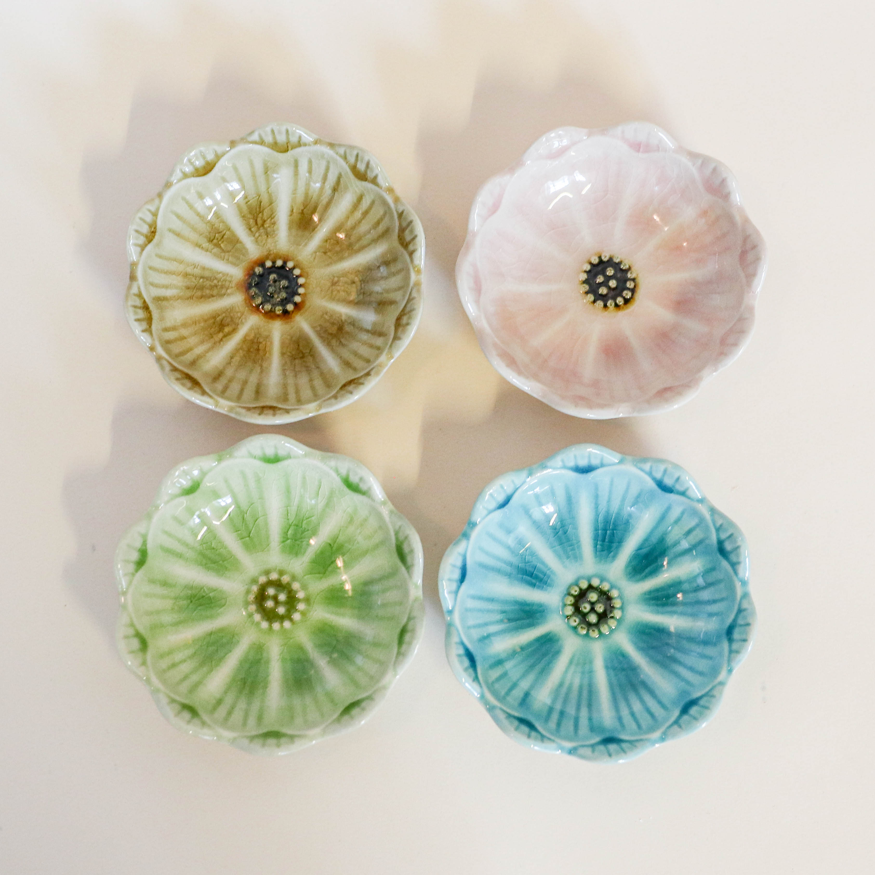 Flower bowls with cracked glaze