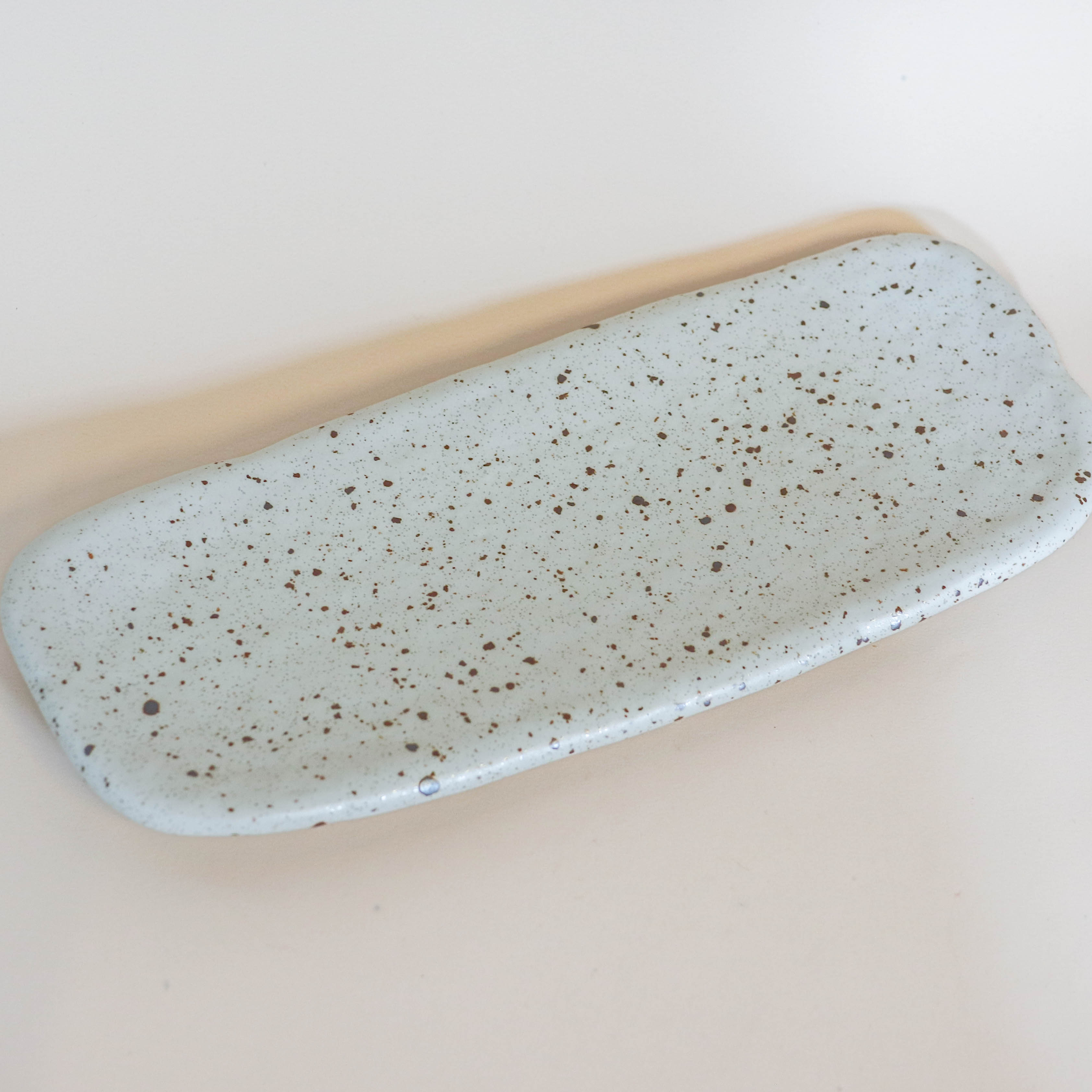 Aflangt fad i creme med brune nister - Lang