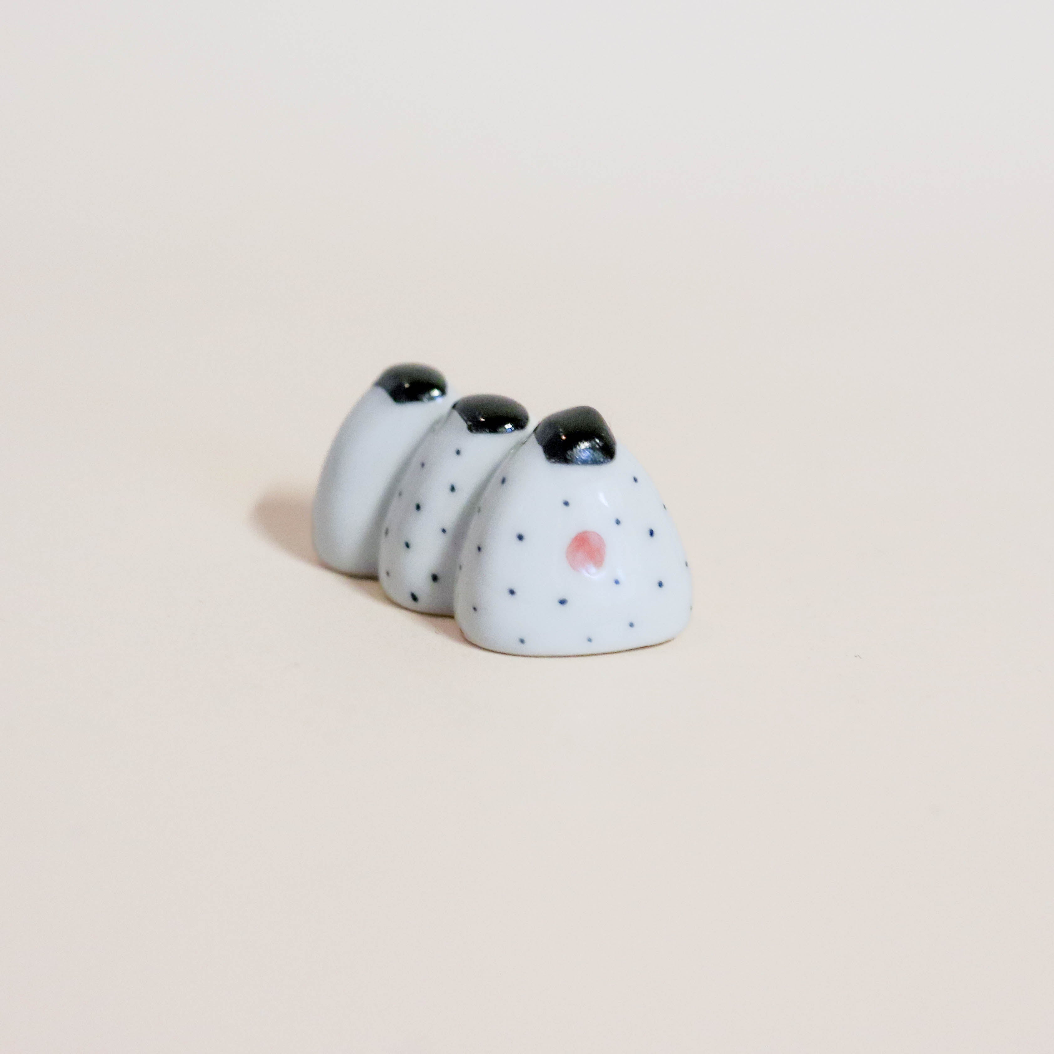 Spisepindeholder - 3 onigiri på række