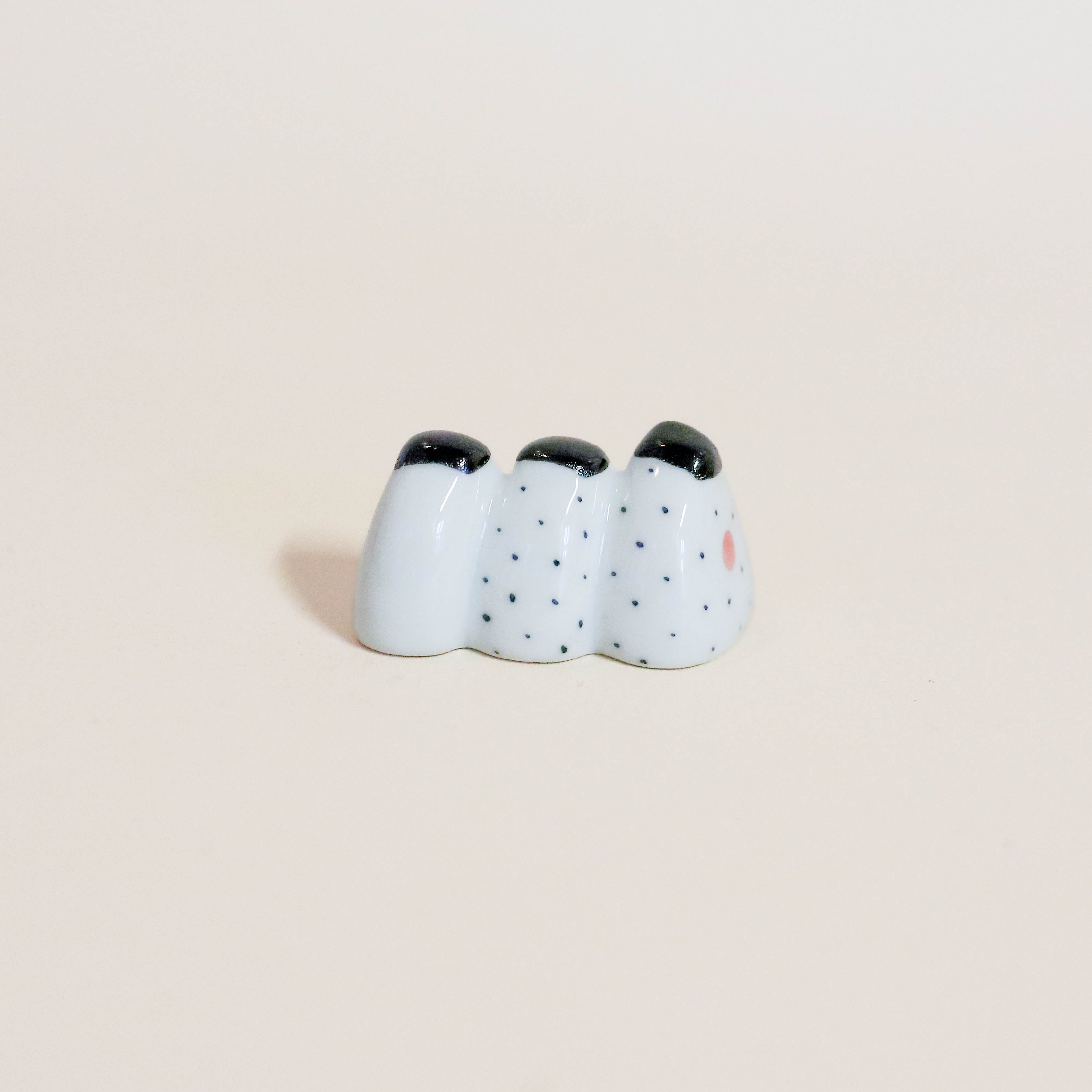 Spisepindeholder - 3 onigiri på række