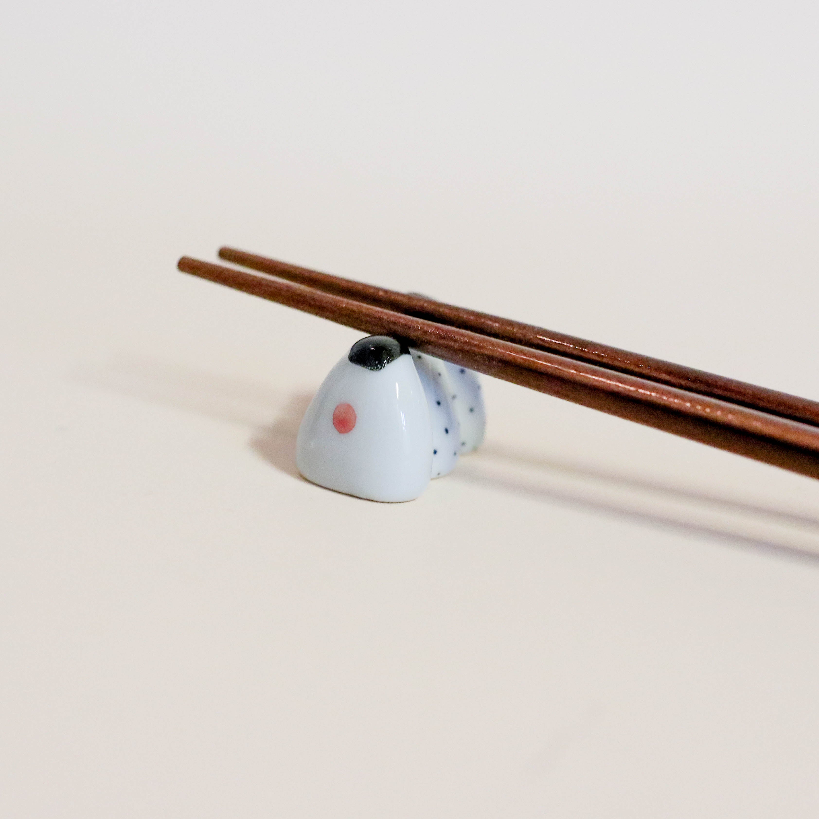 Spisepindeholder - 3 onigiri på række