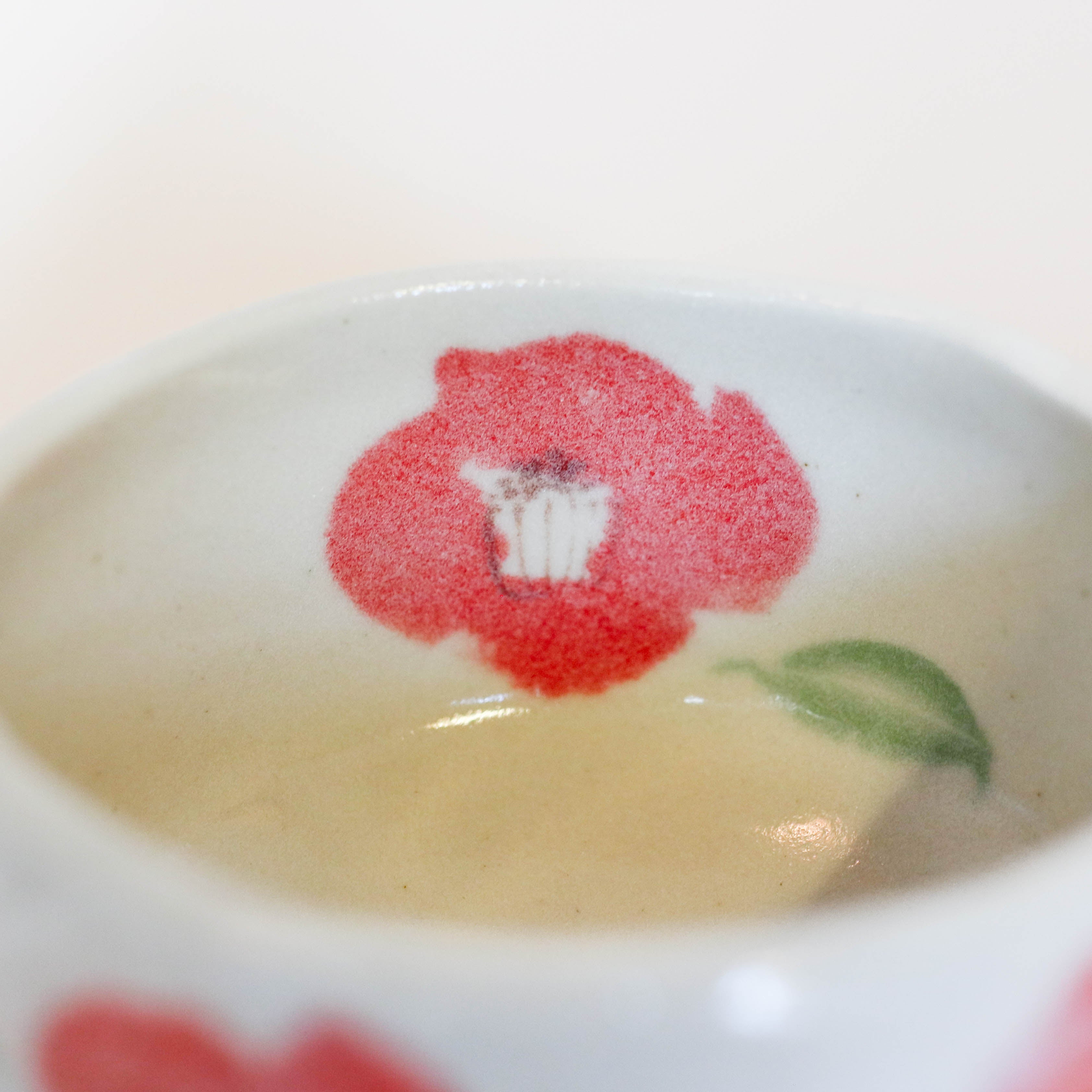 (Missing quantity) Matcha cup - Small with white glaze and red flowers