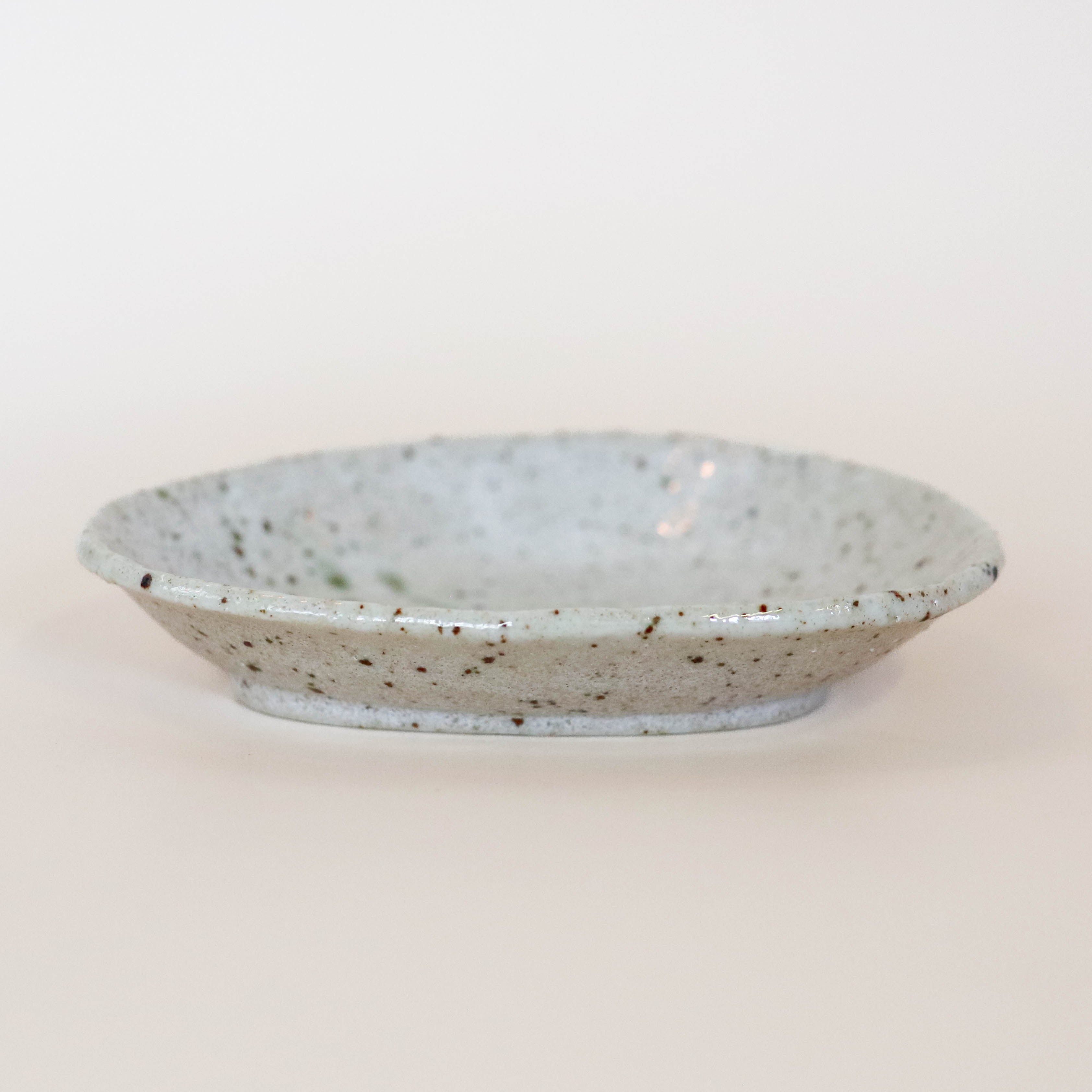 Lille skål med brune nister og grønne streger