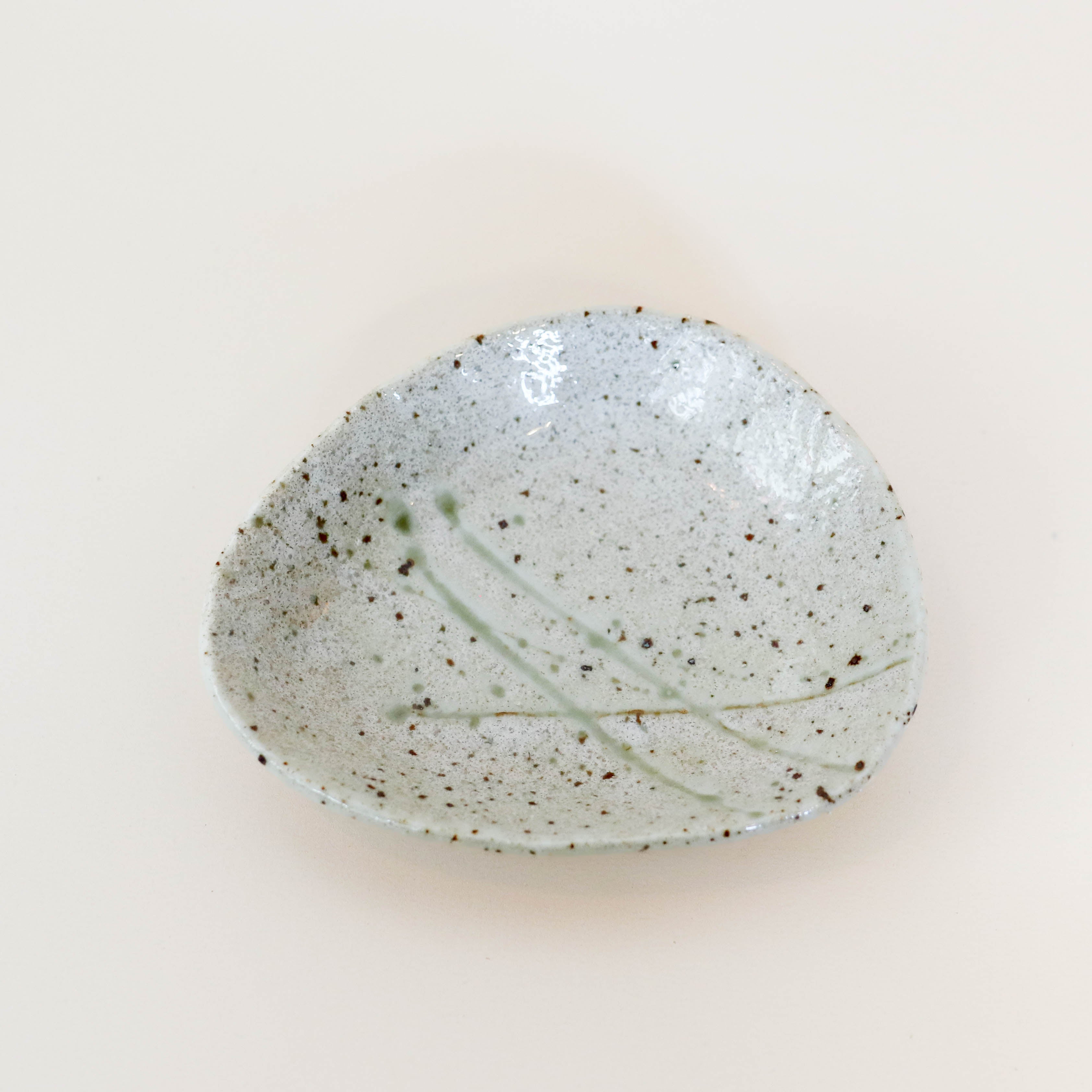 Lille skål med brune nister og grønne streger