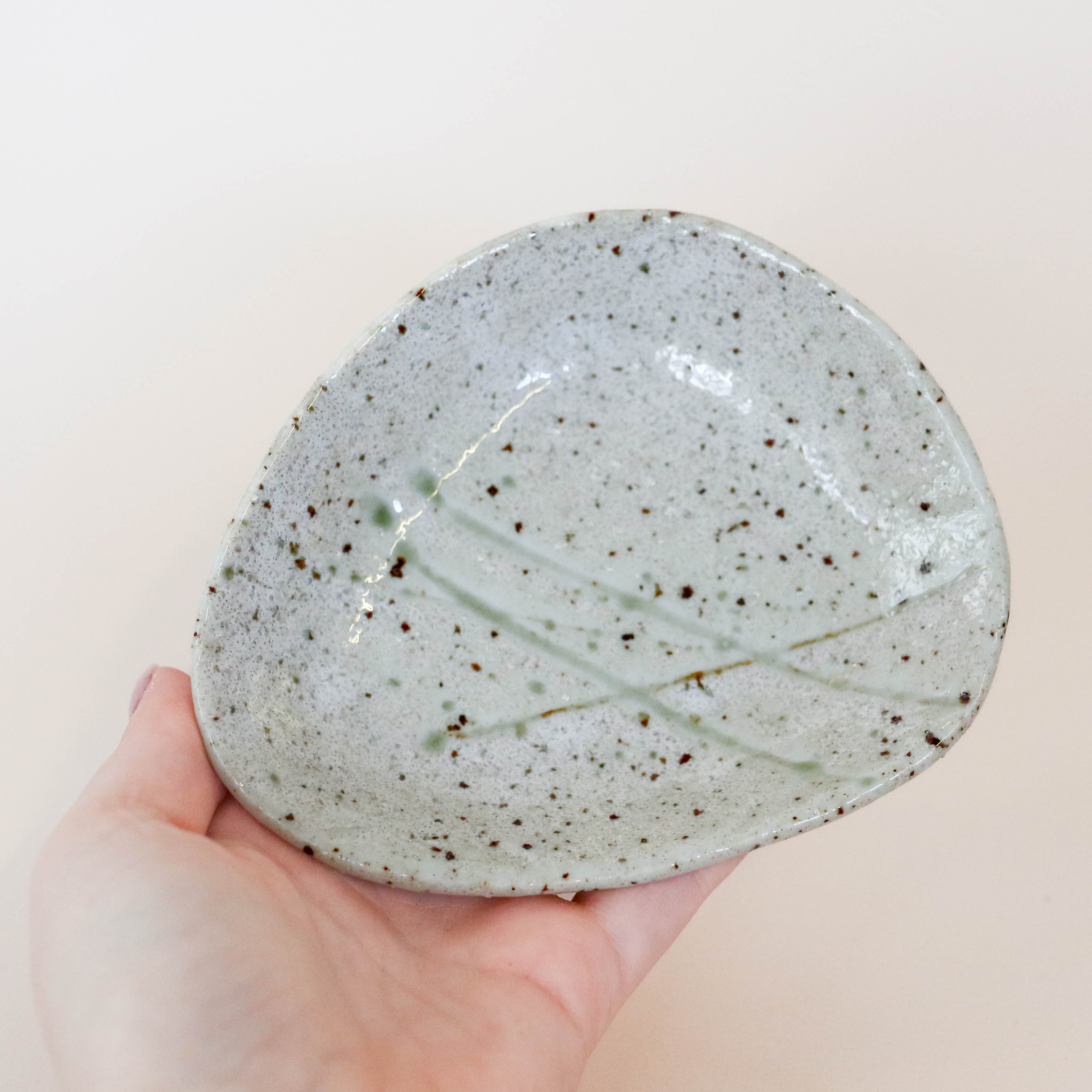 Lille skål med brune nister og grønne streger