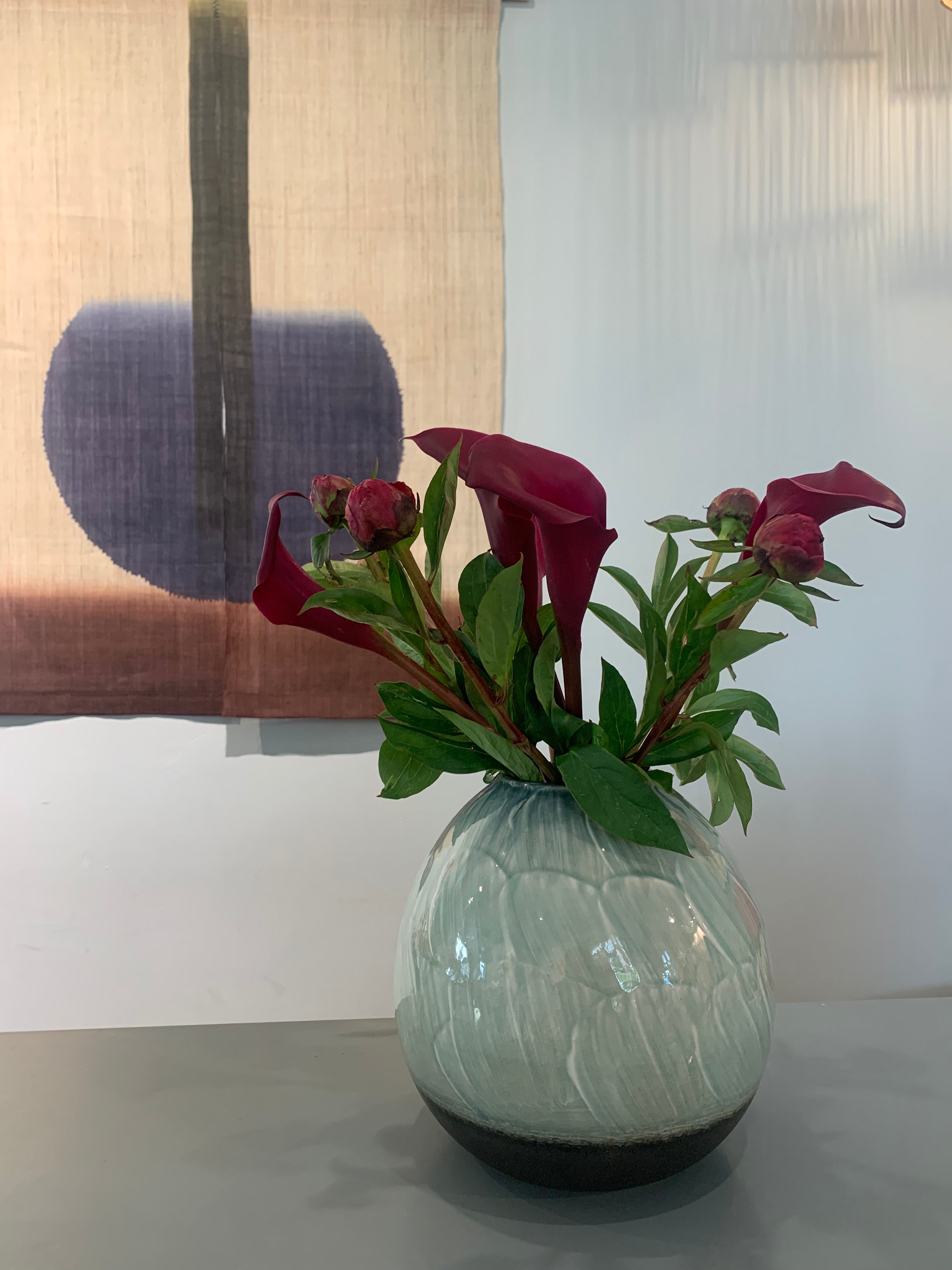 Vase - Stor rund med blå og sort glasur