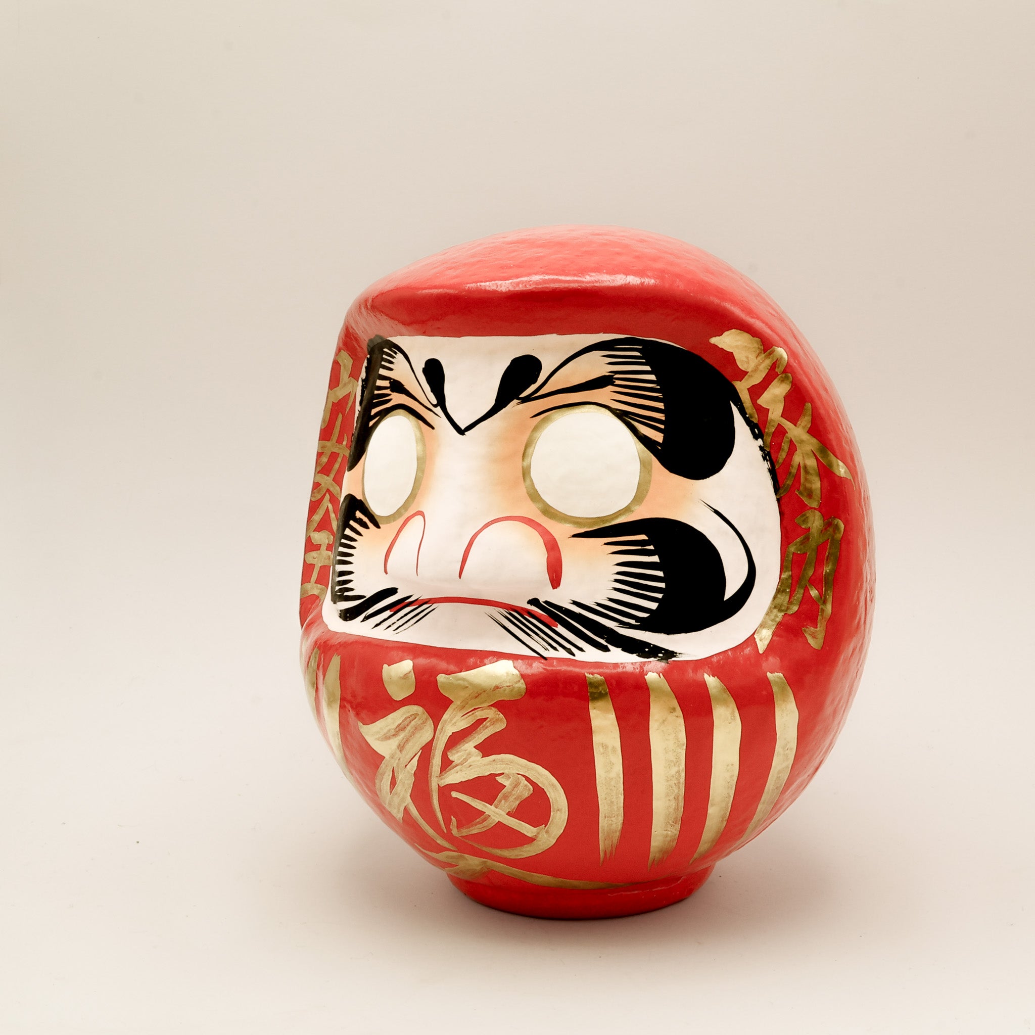 Daruma figur mellem