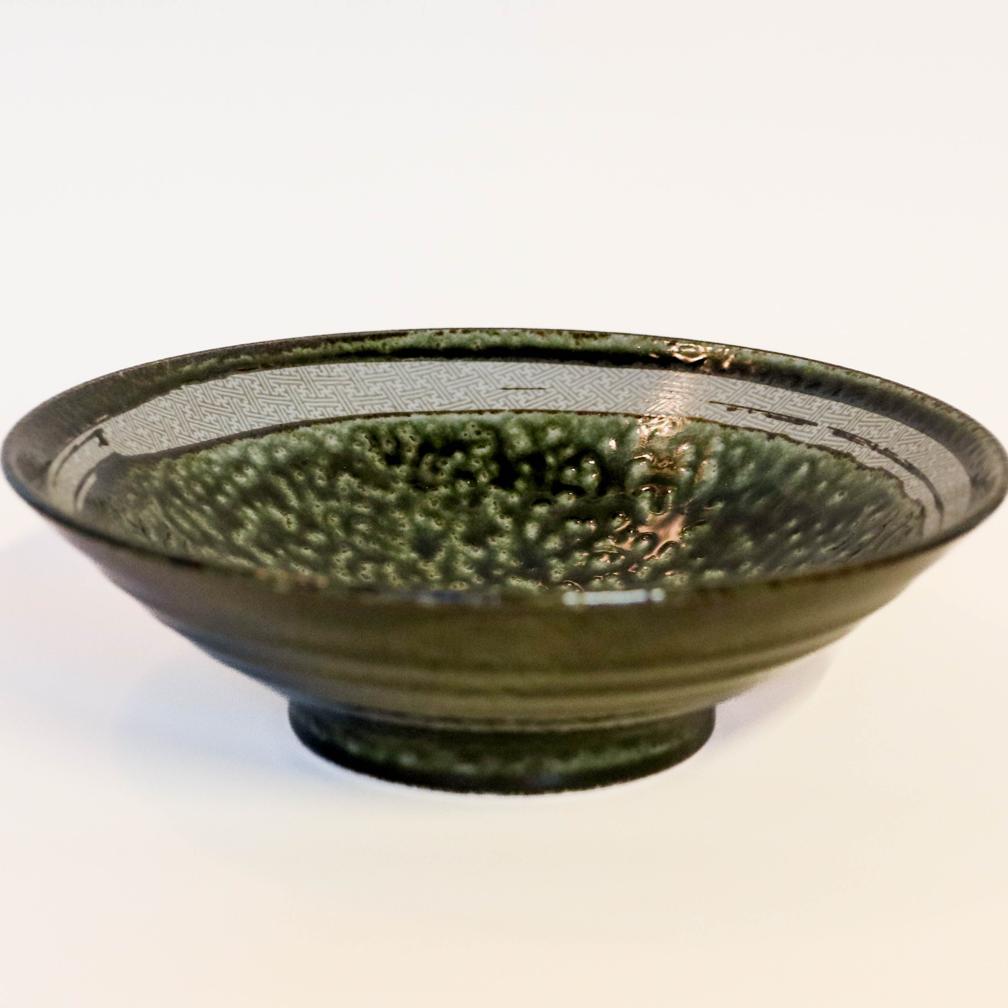 Grøn skål med mønster på indersiden
