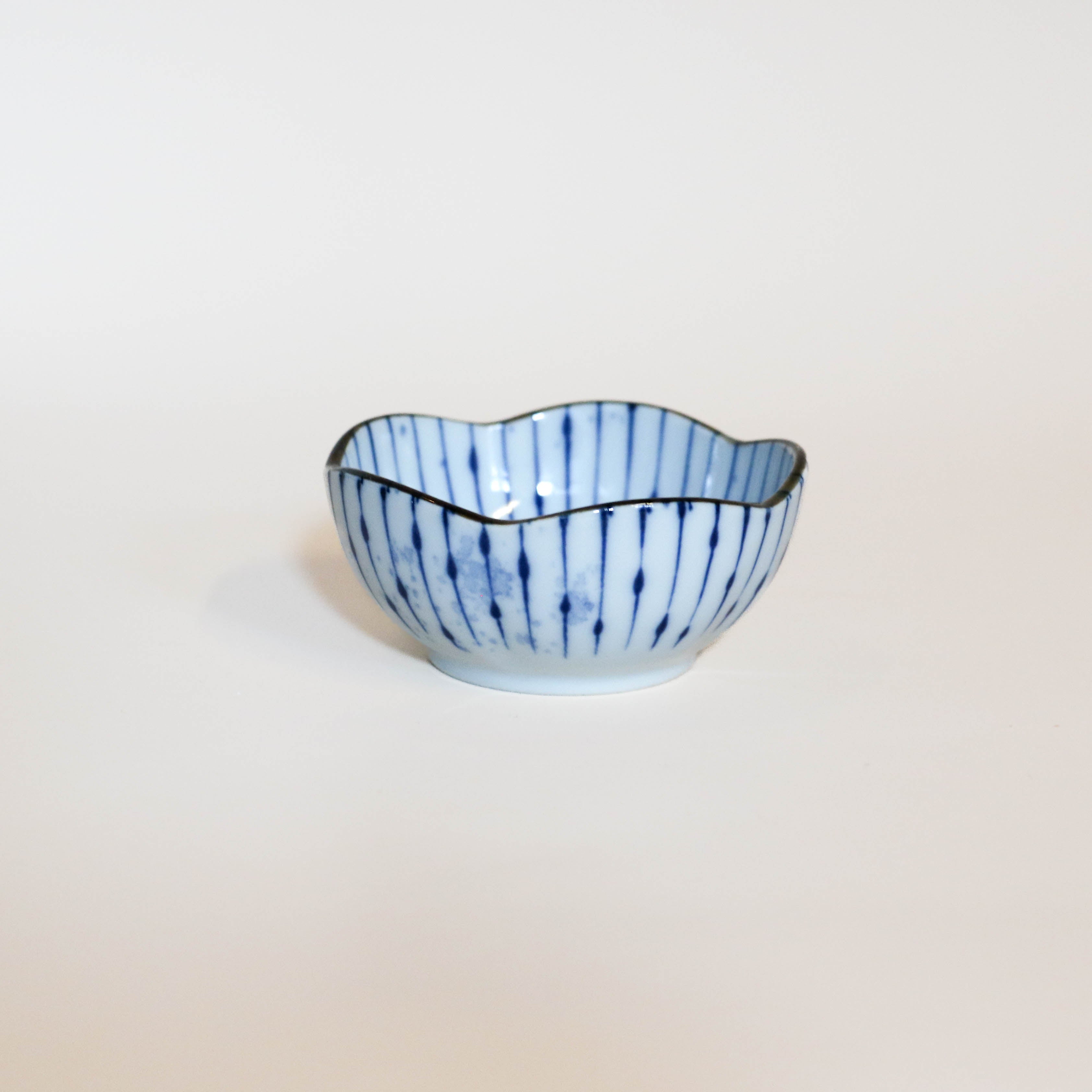 Lille skål med blå striber og blåt splash