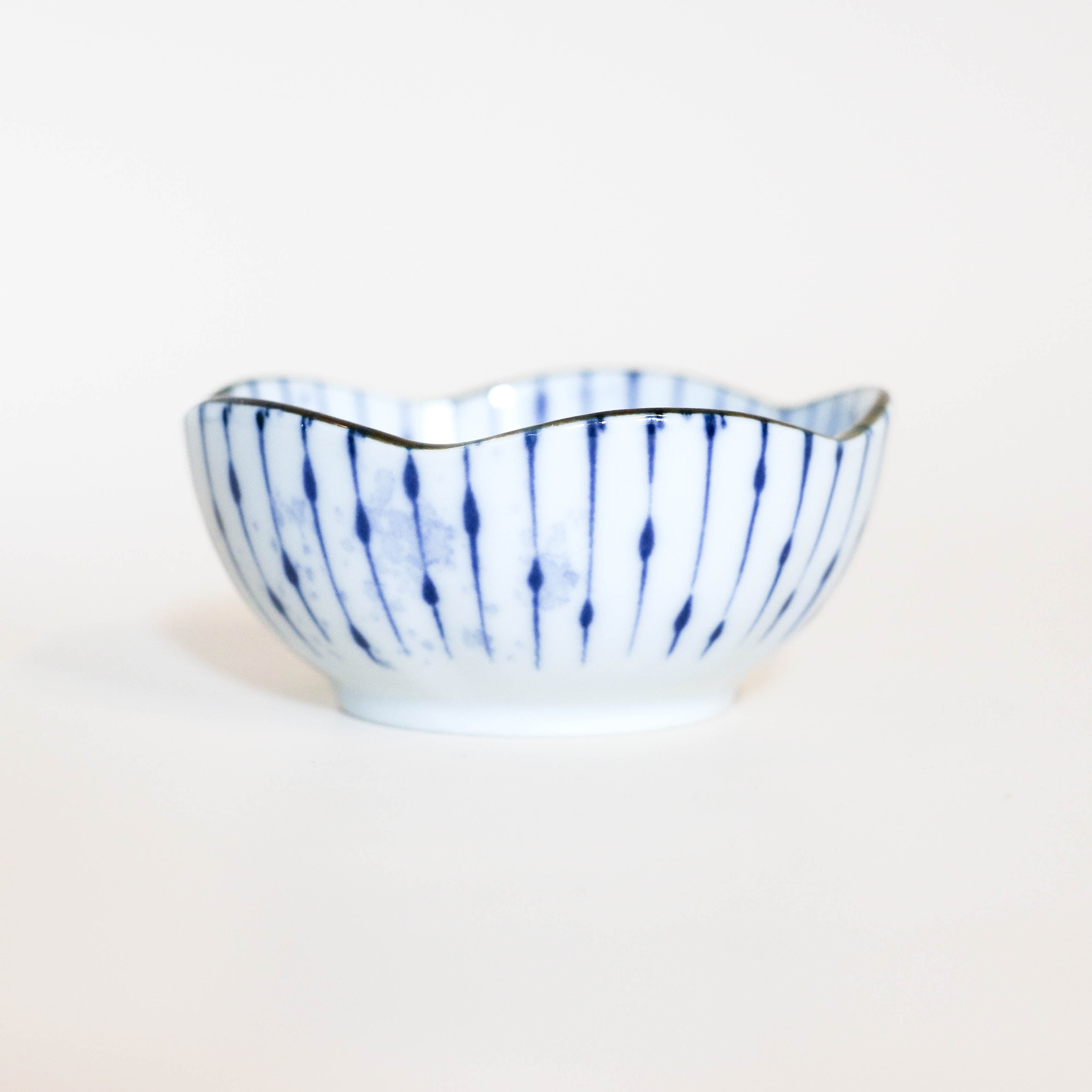 Lille skål med blå striber og blåt splash