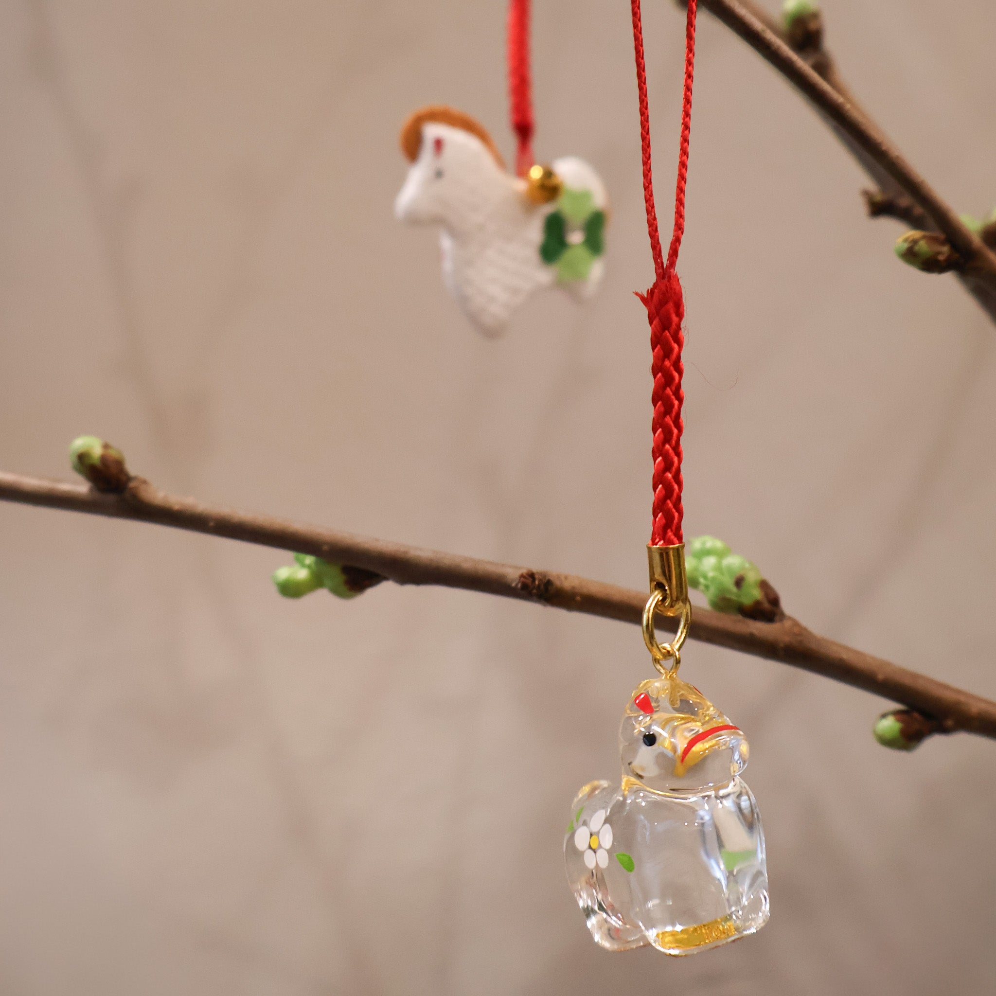 Heste ornament i glas med guld detaljer