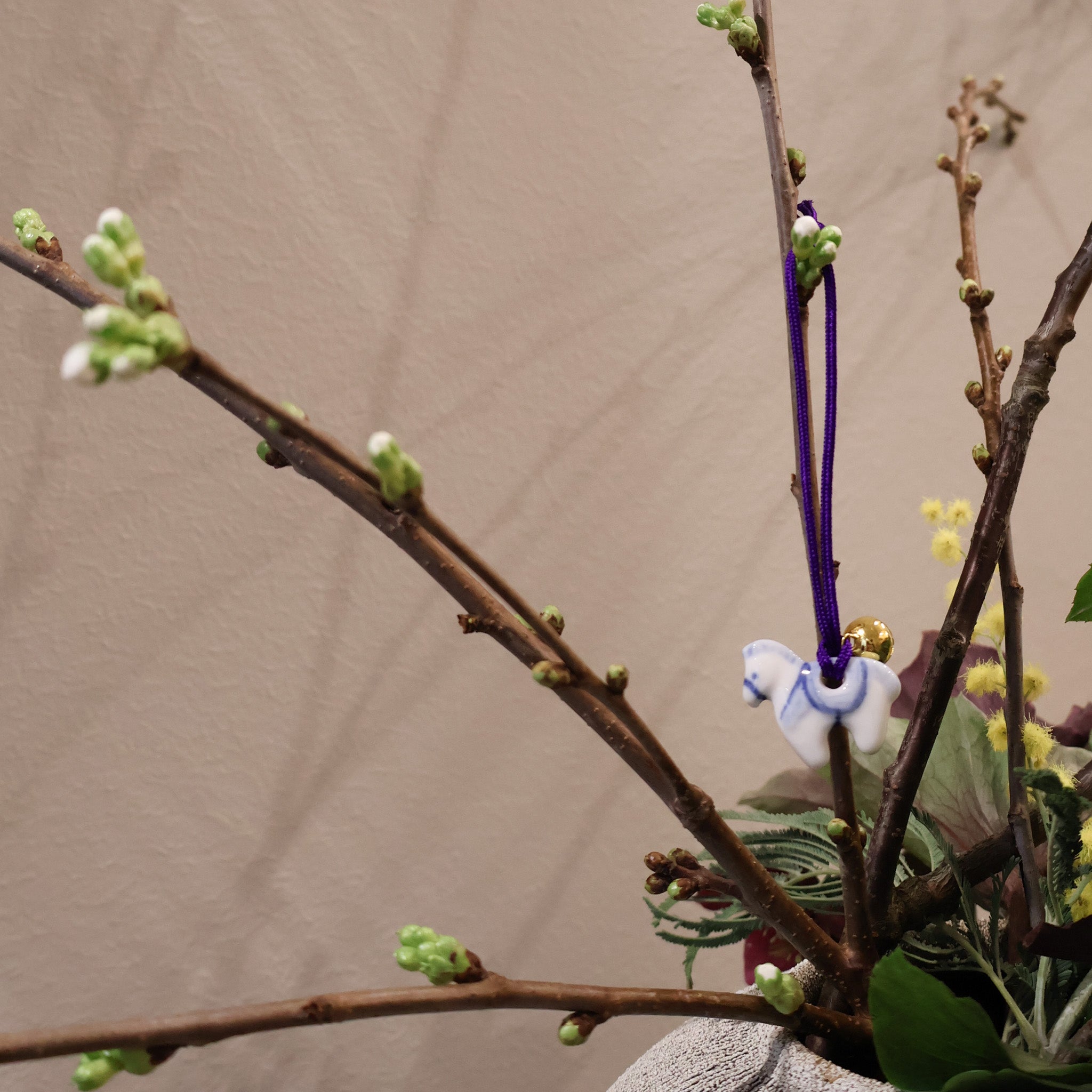 Hesteophæng i keramik med klokke