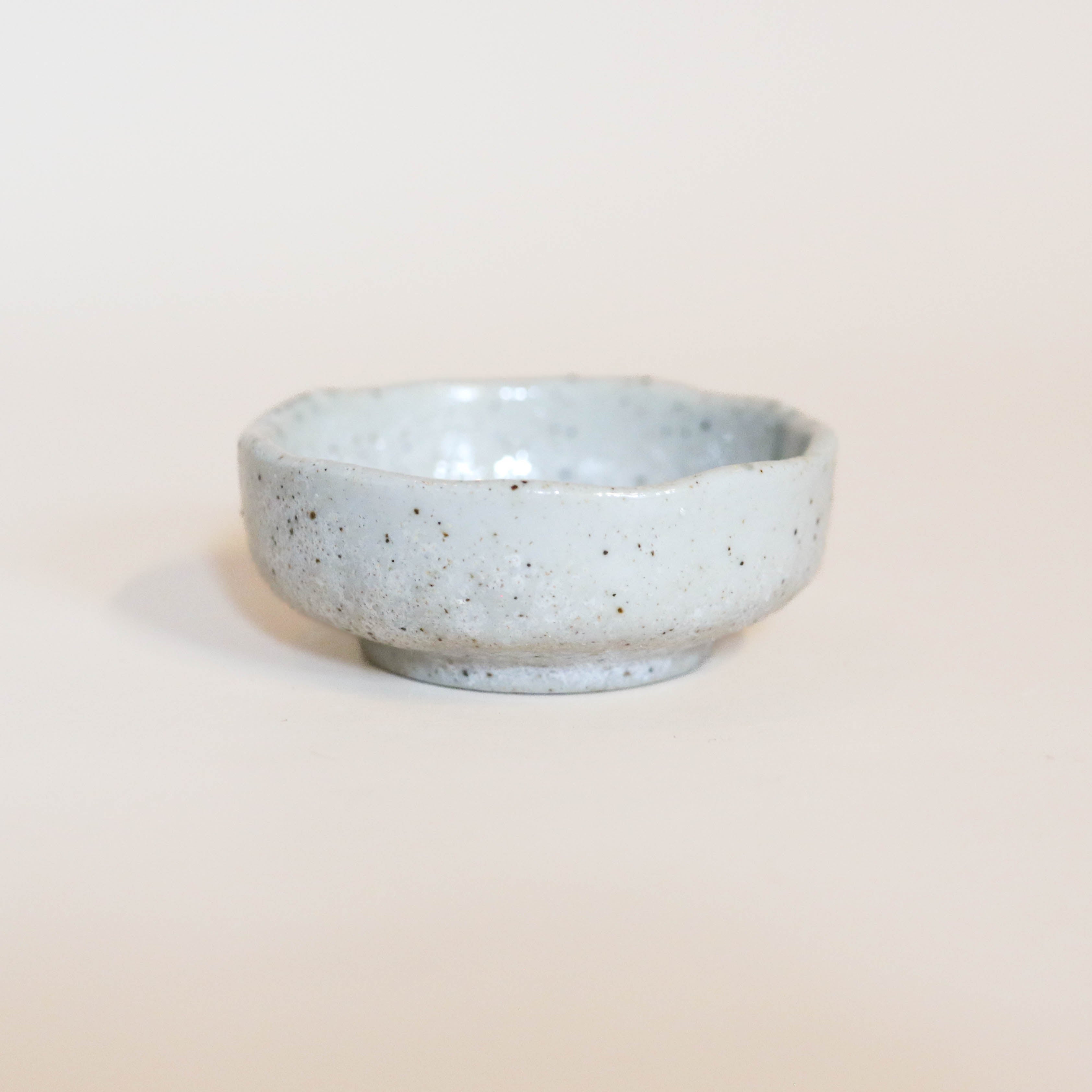 Sojaskål med hvid/grå glasur og grønne streger