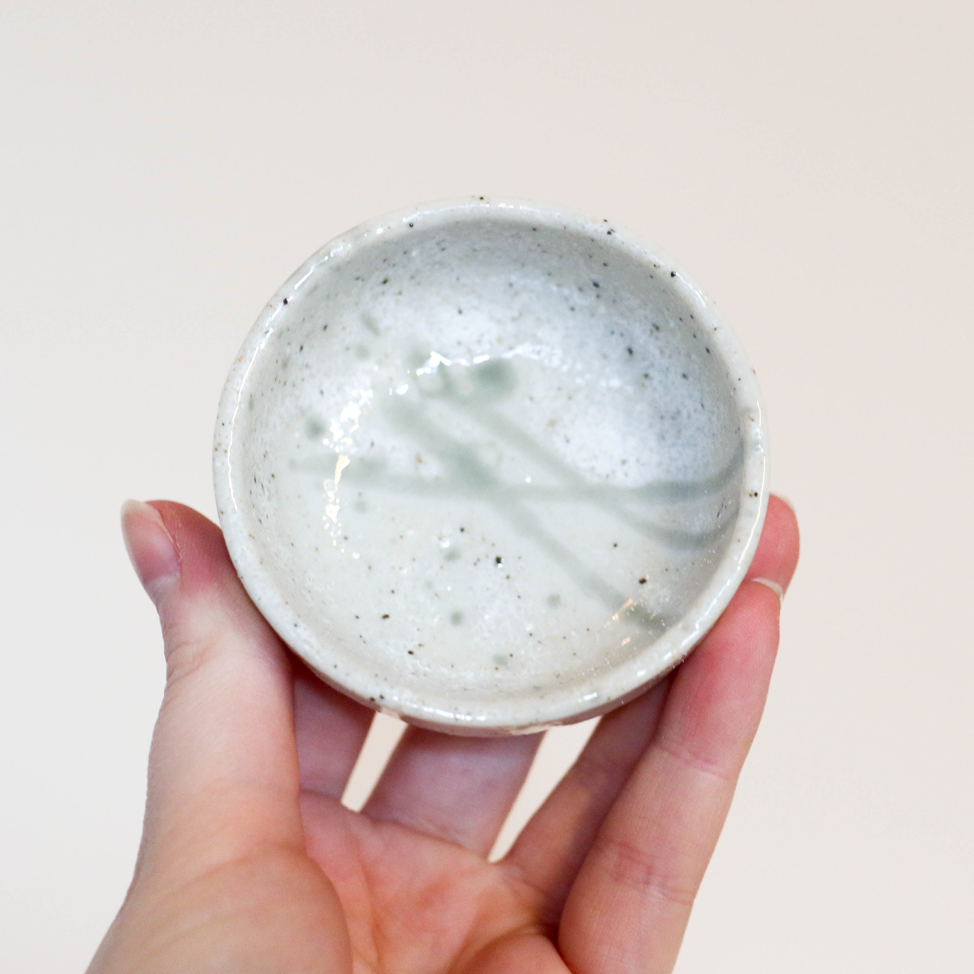 Sojaskål med hvid/grå glasur og grønne streger