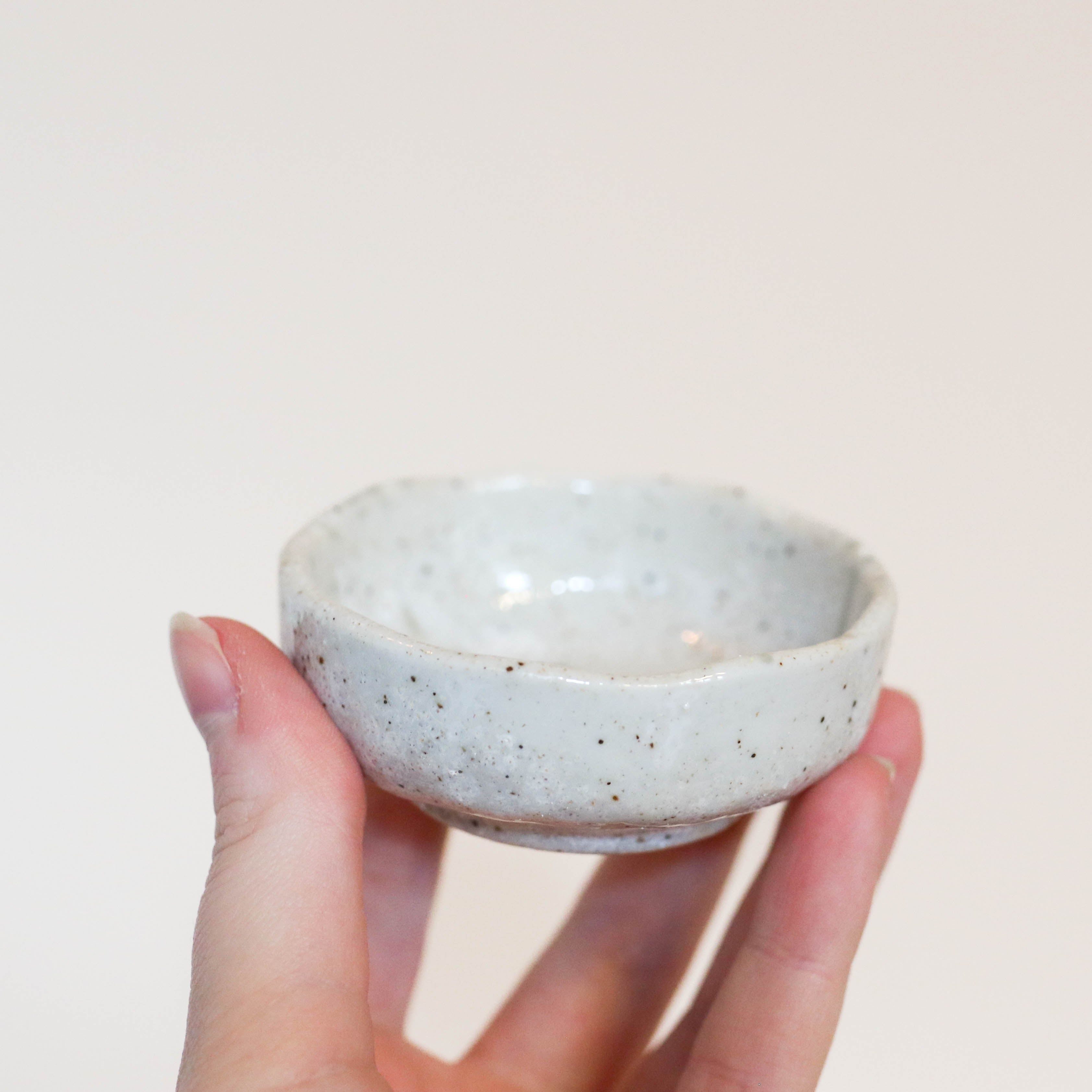 Sojaskål med hvid/grå glasur og grønne streger