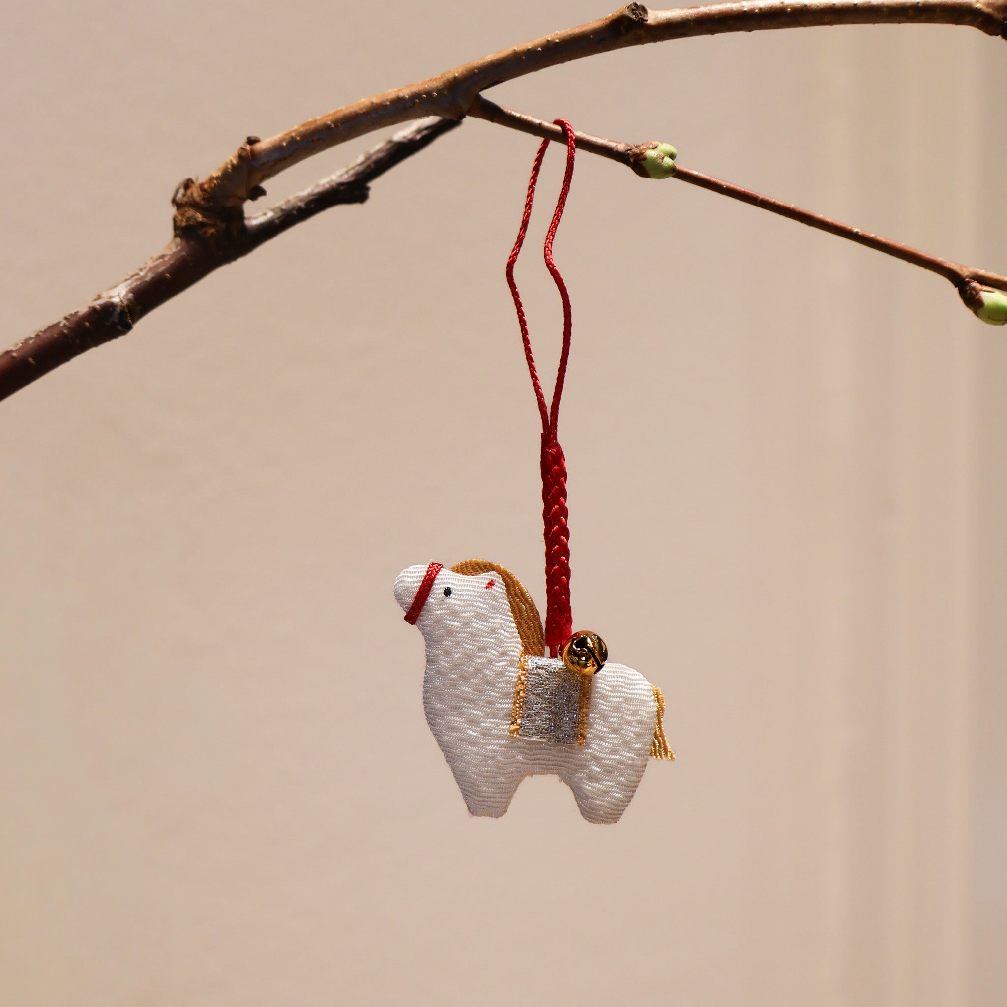 Håndlavet hesteophæng - hvid med sølv