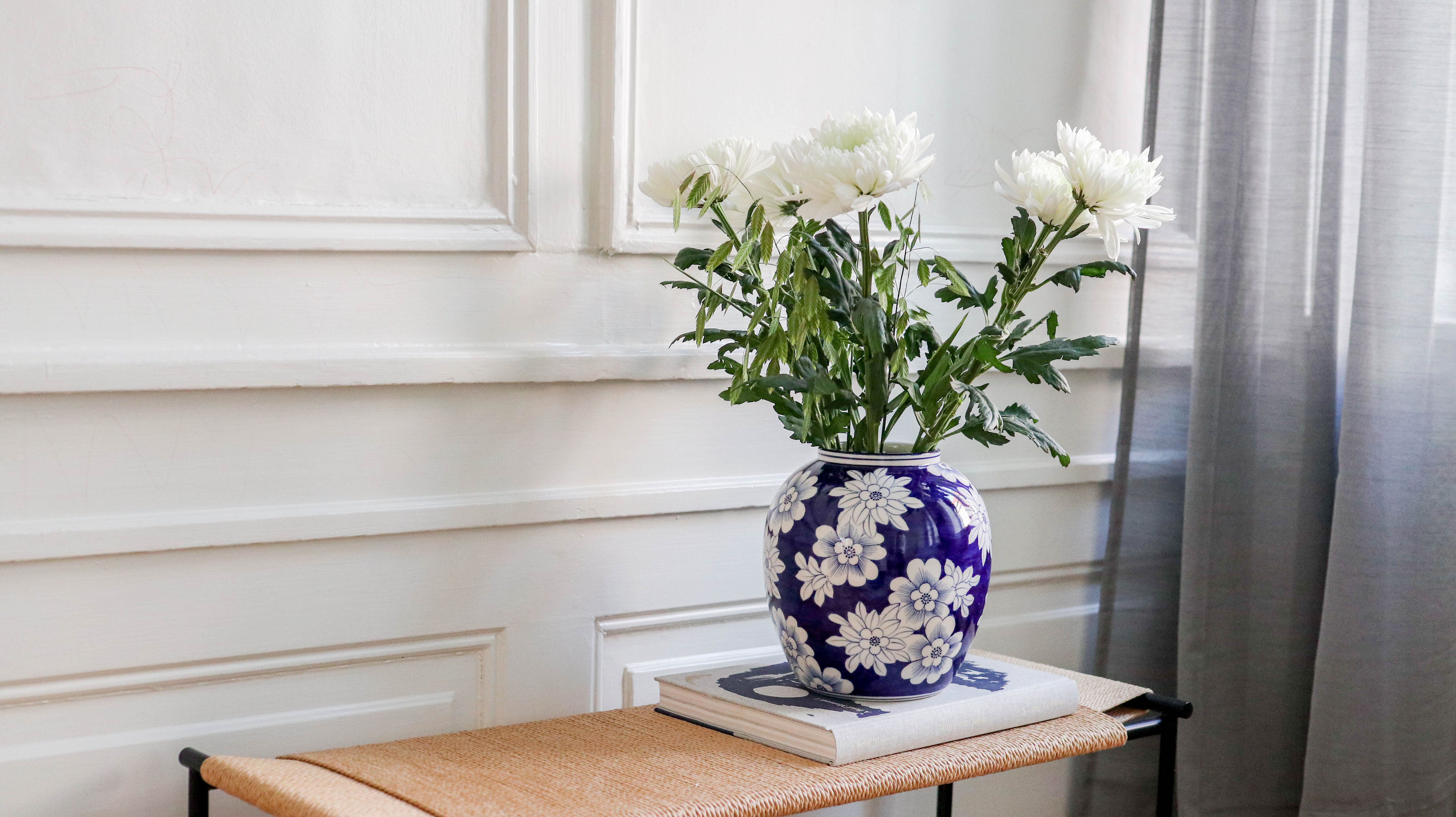 Høj vase i mørkeblå med hvide blomster