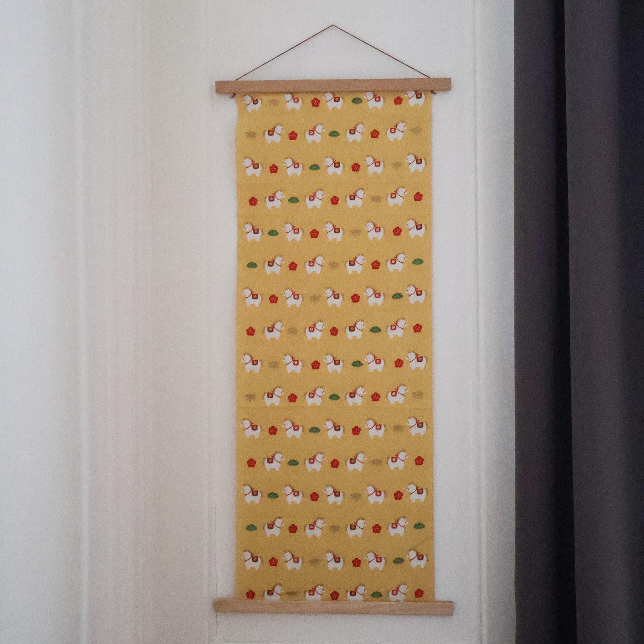 Gult vægophæng med heste