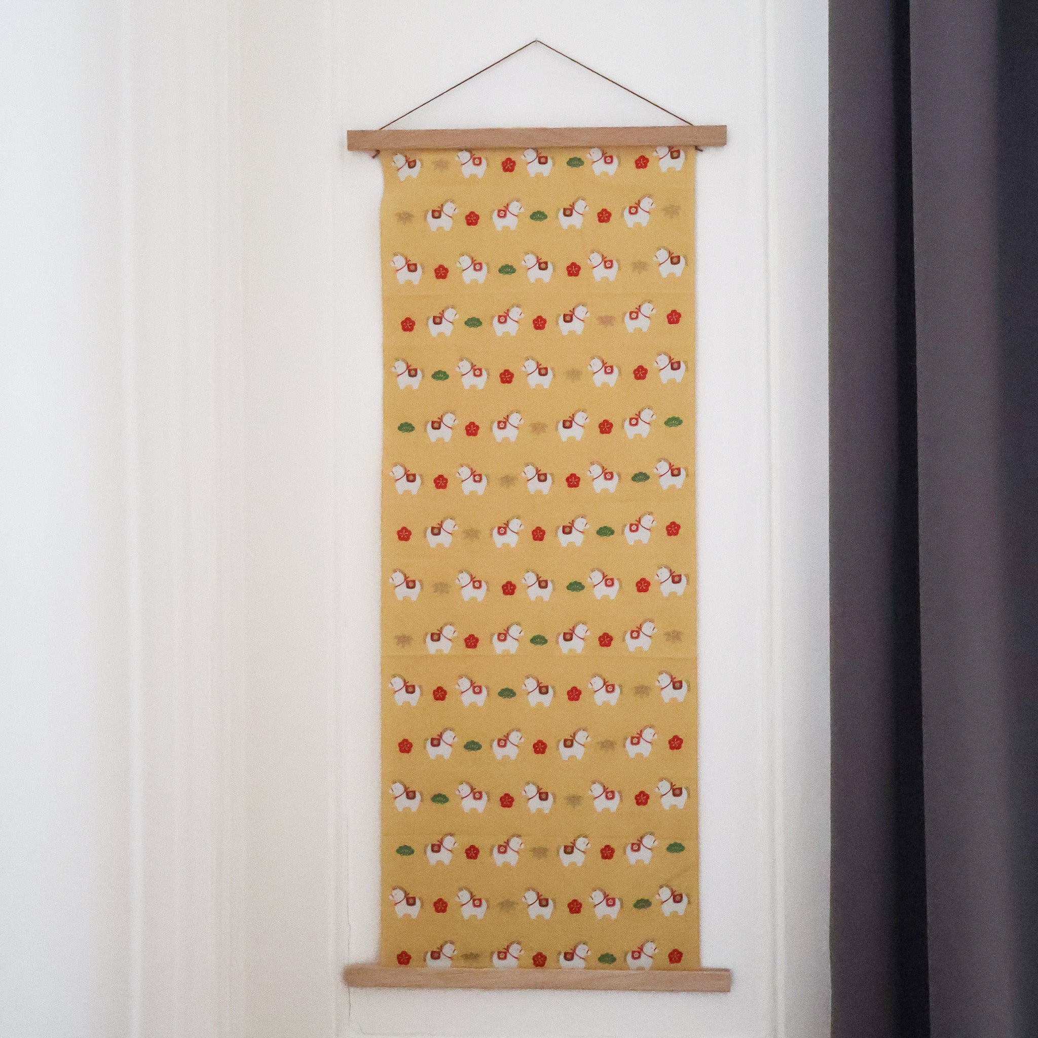 Gult vægophæng med heste