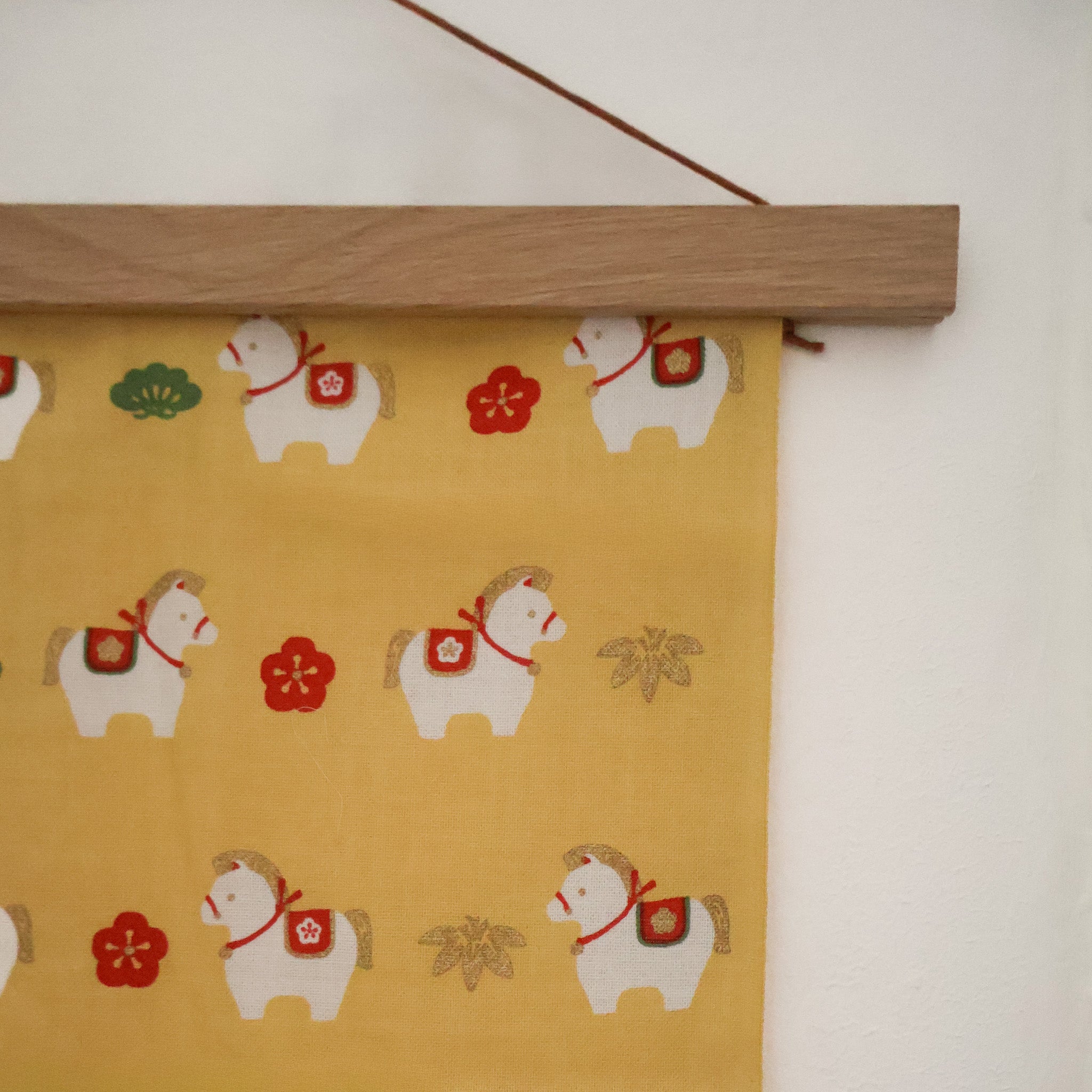 Gult vægophæng med heste