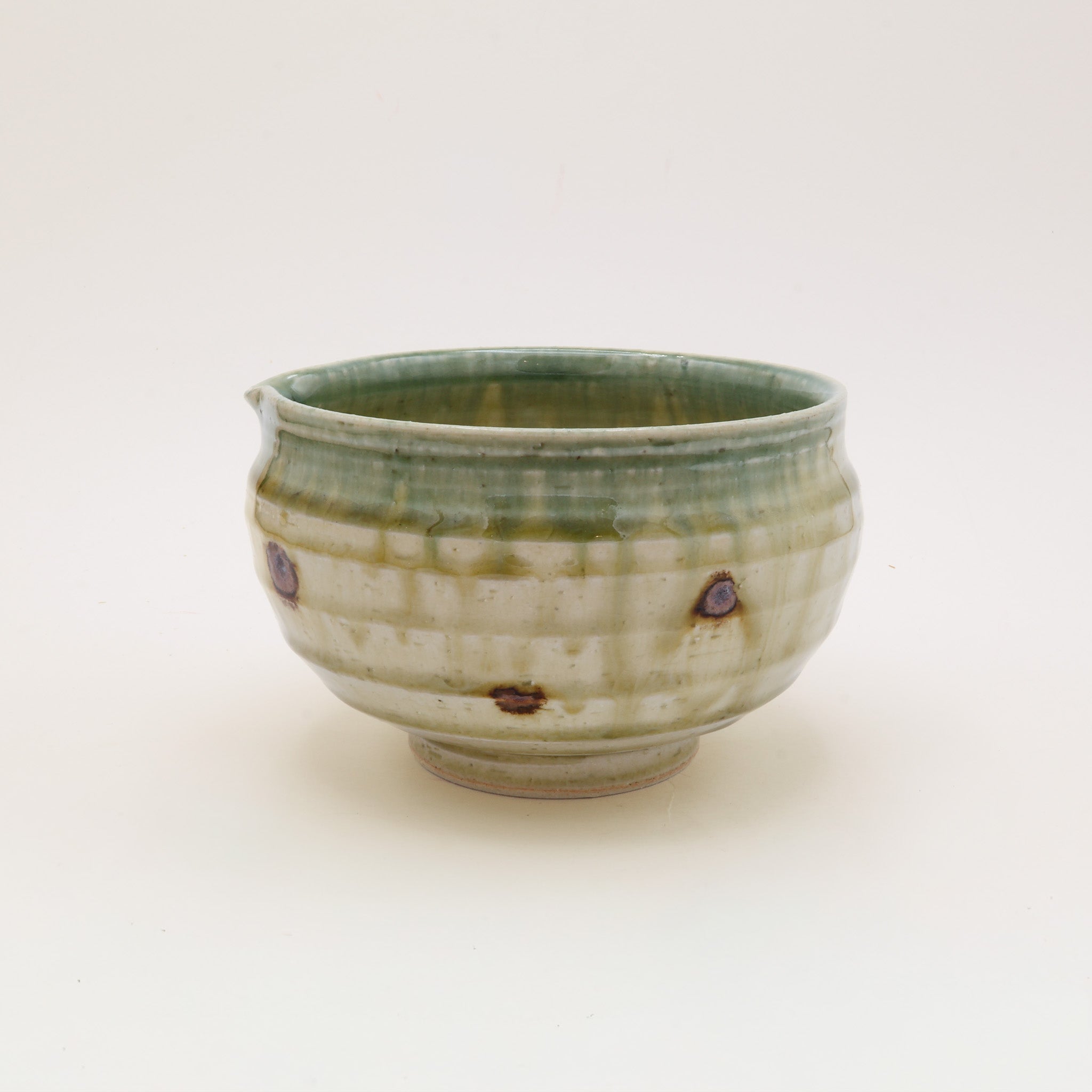 (Price) Katakuchi Matcha bowl - Beige, green and dots with spout