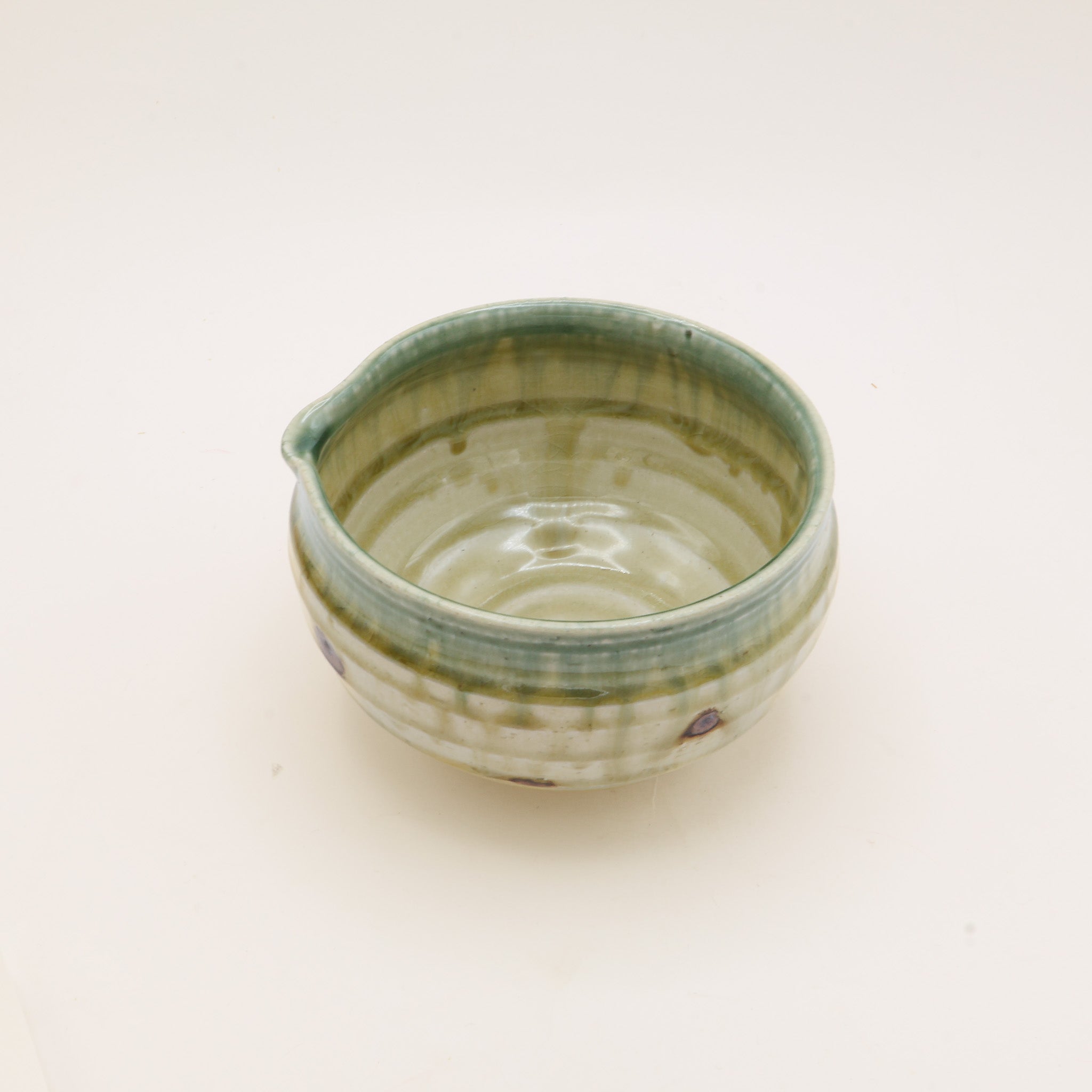 (Price) Katakuchi Matcha bowl - Beige, green and dots with spout