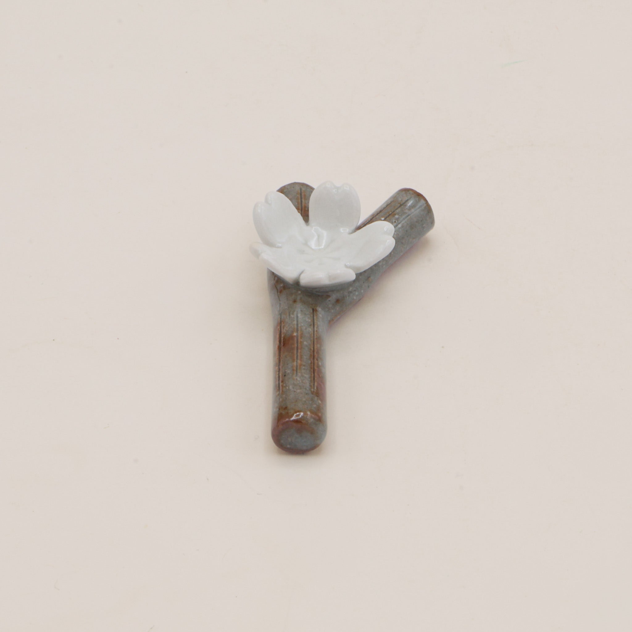 Spisepindeholder - Gren med hvid blomst