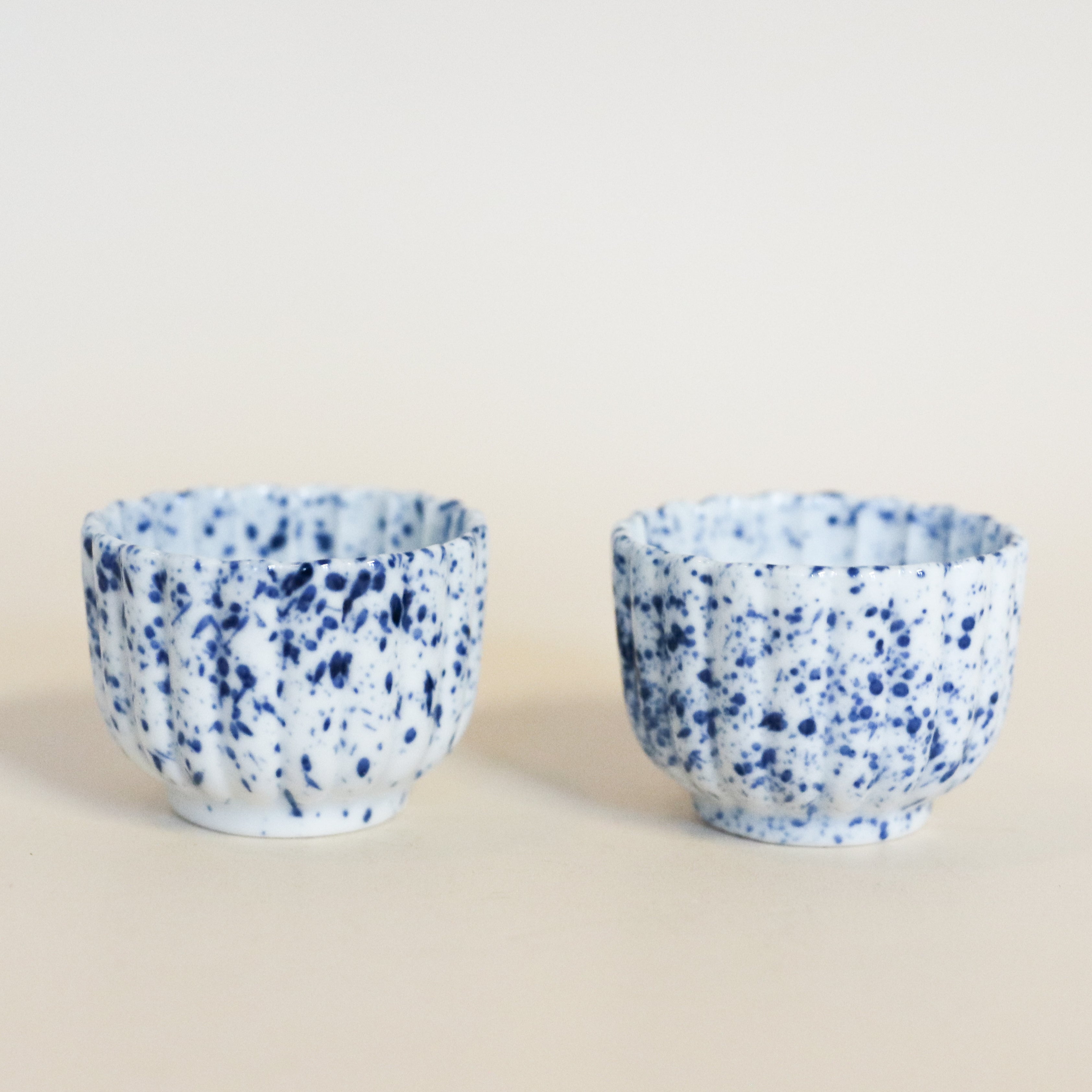 Lille æggebæger med blå splash