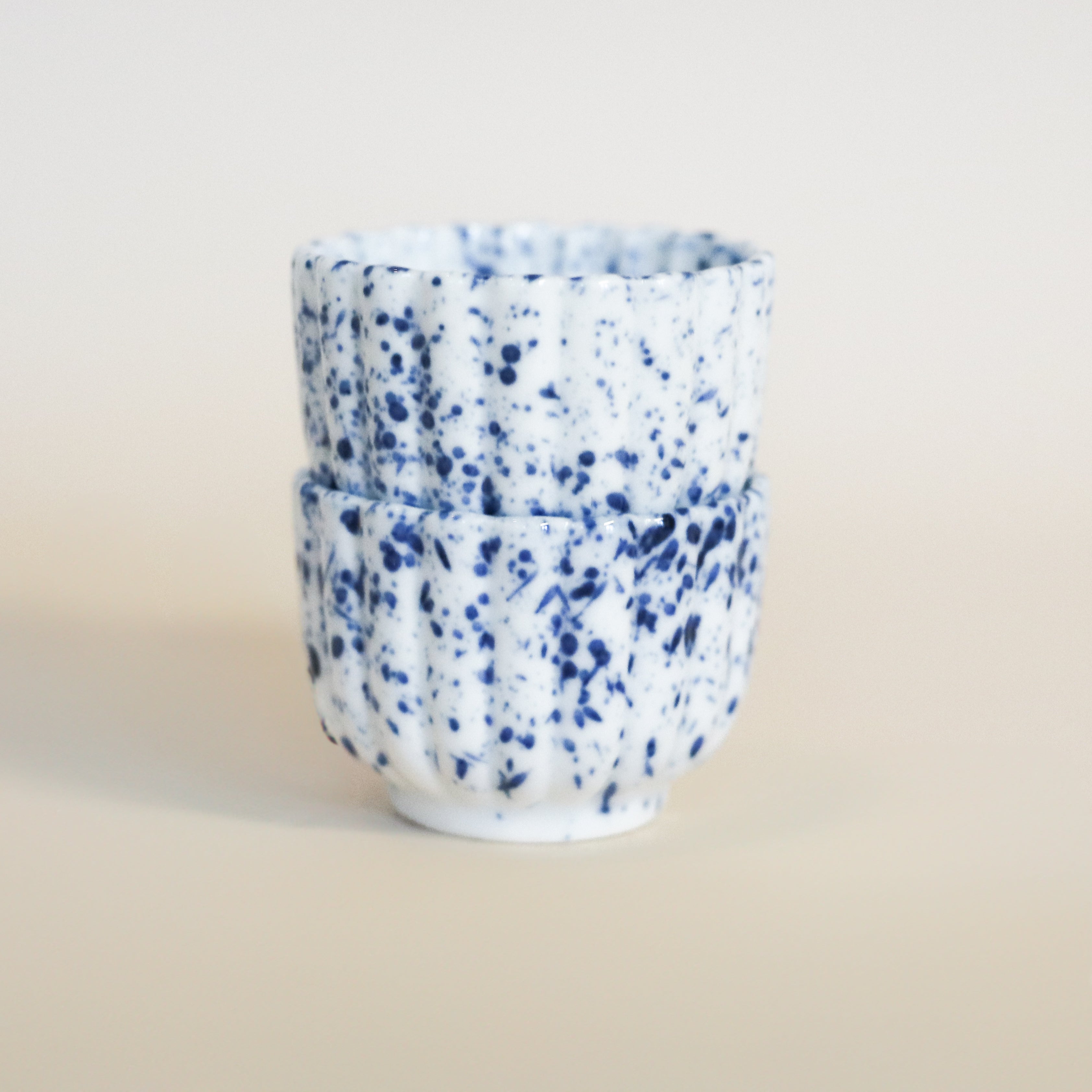 Lille æggebæger med blå splash