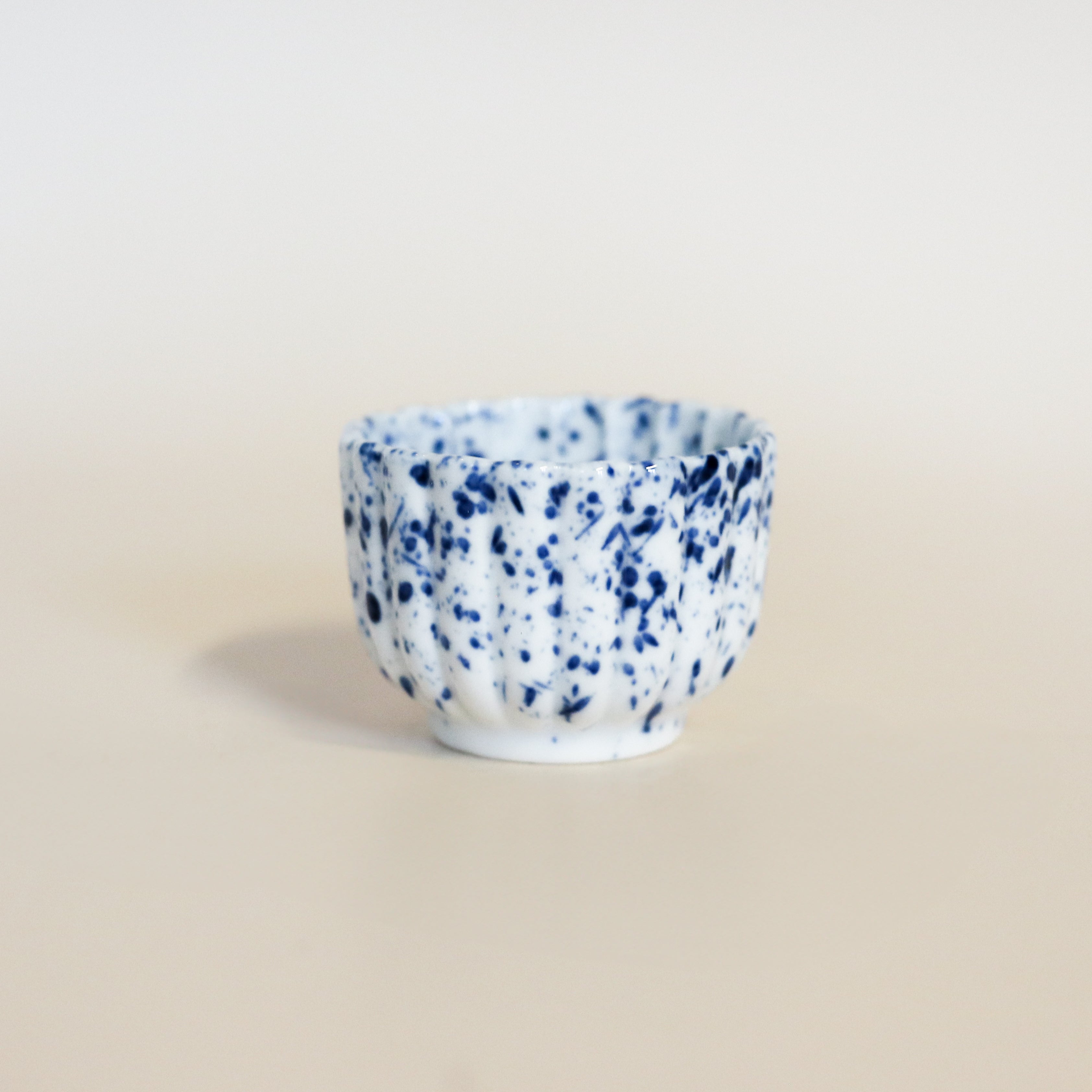 Lille æggebæger med blå splash