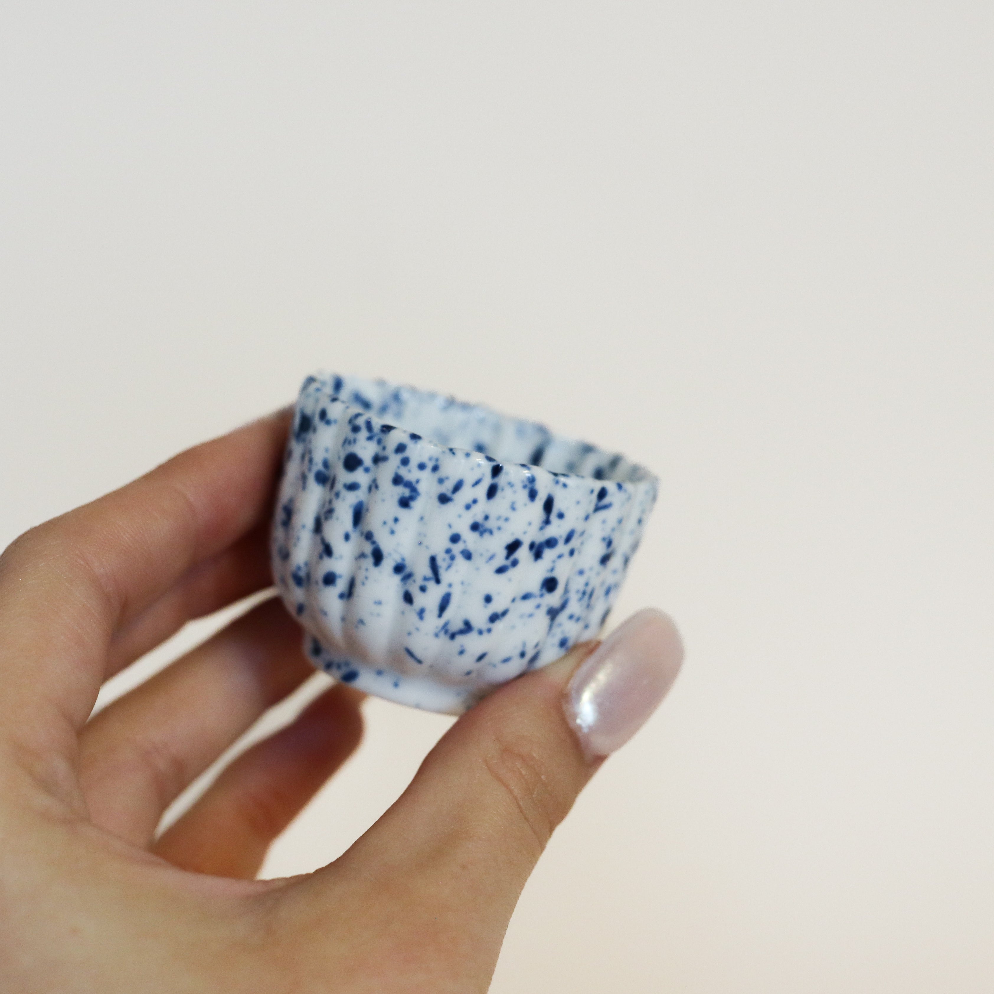 Lille æggebæger med blå splash