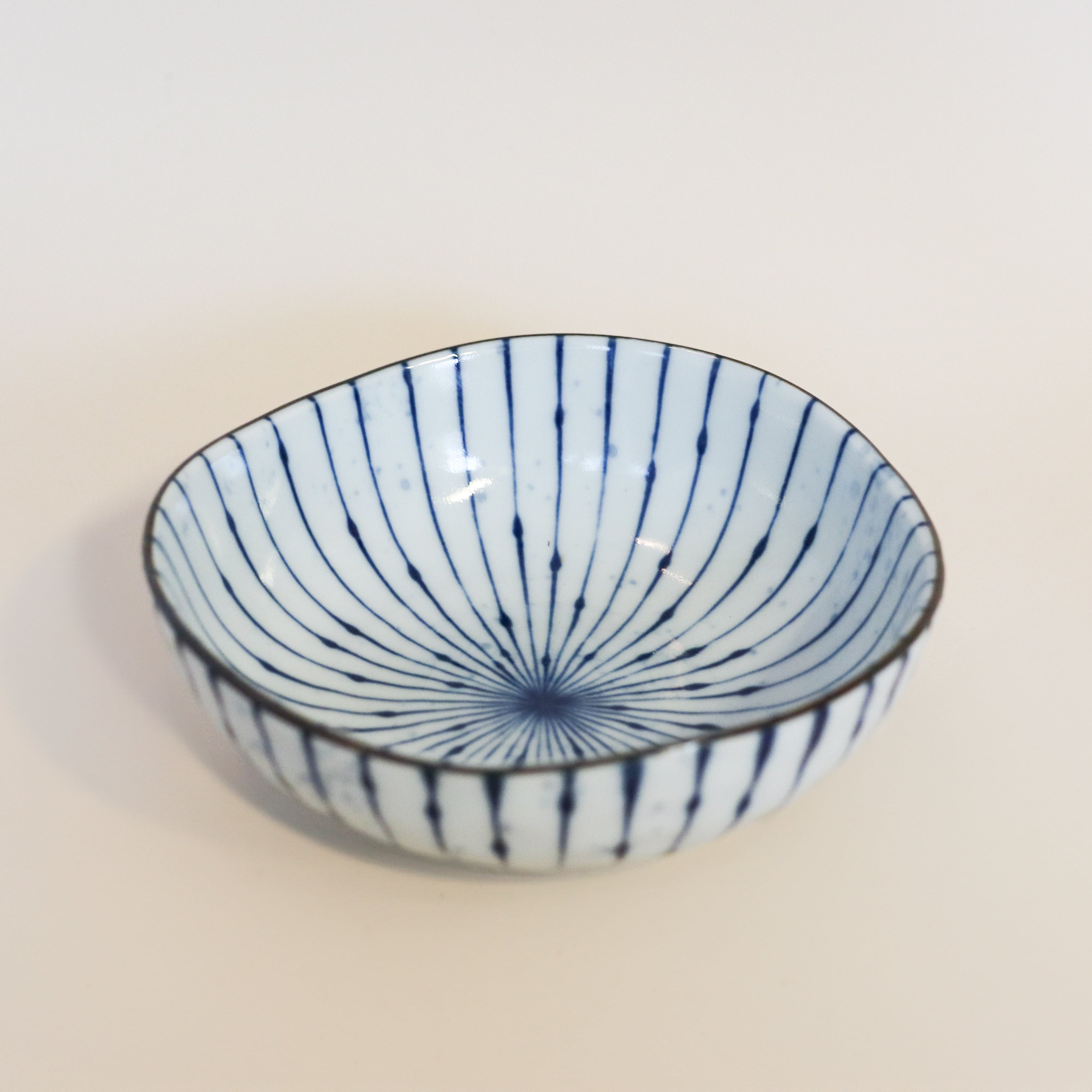 Mellem skål med blå striber og blå splash