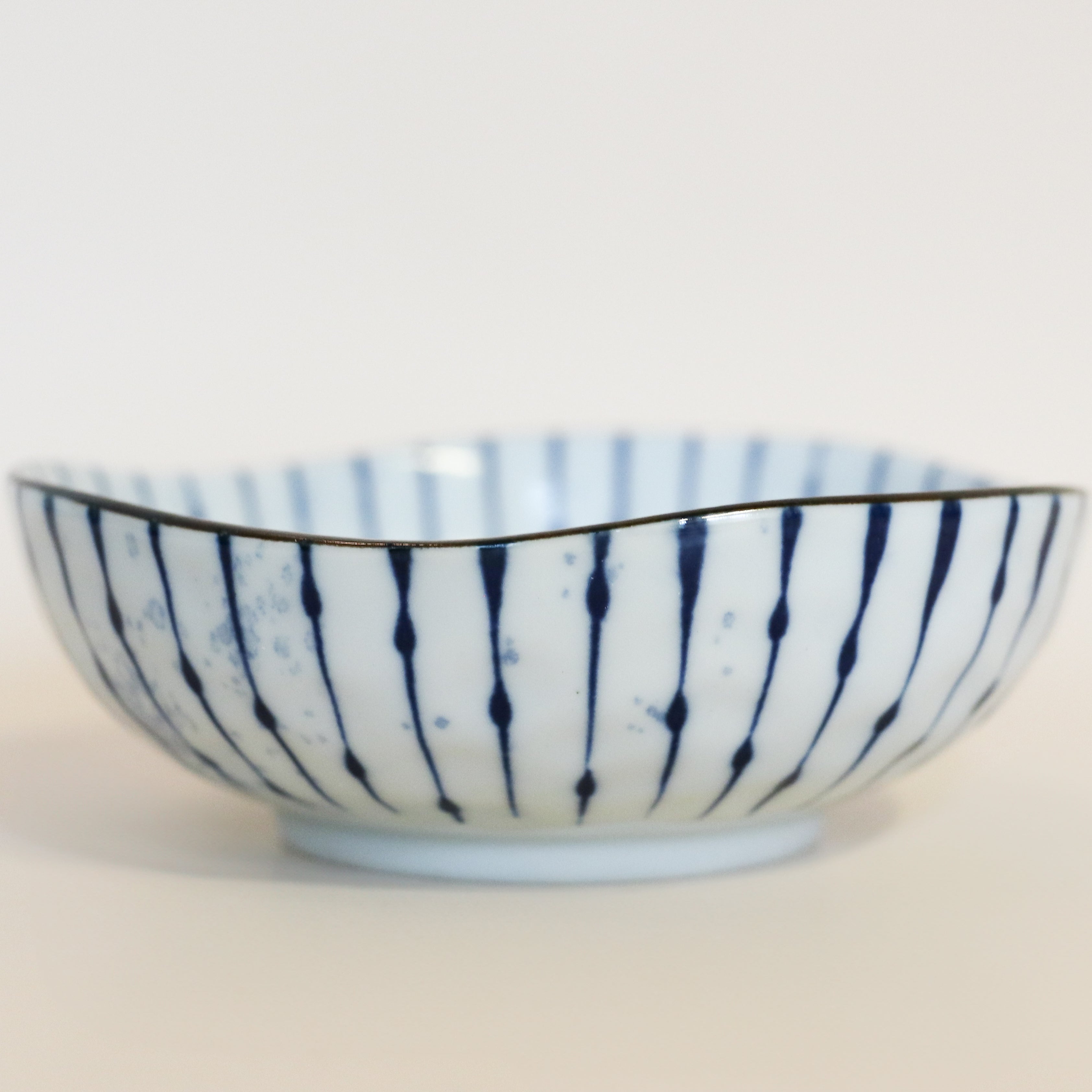 Mellem skål med blå striber og blå splash