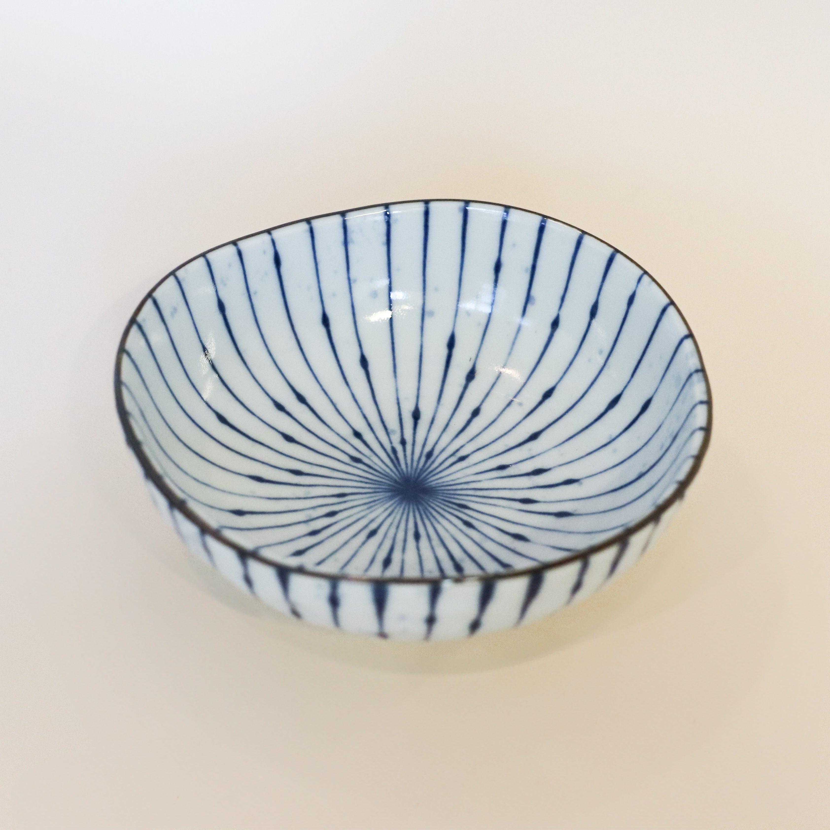 Mellem skål med blå striber og blå splash