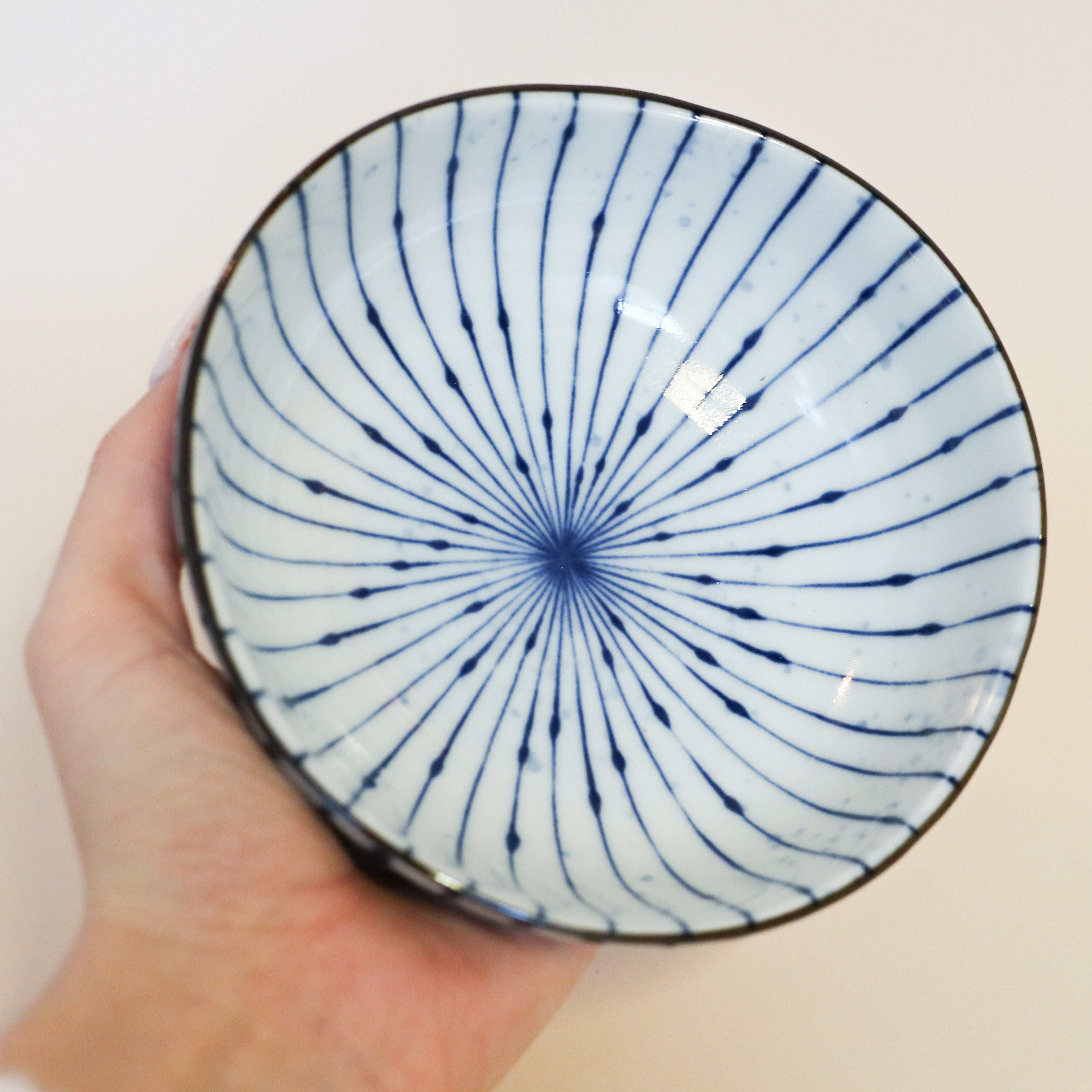 Mellem skål med blå striber og blå splash