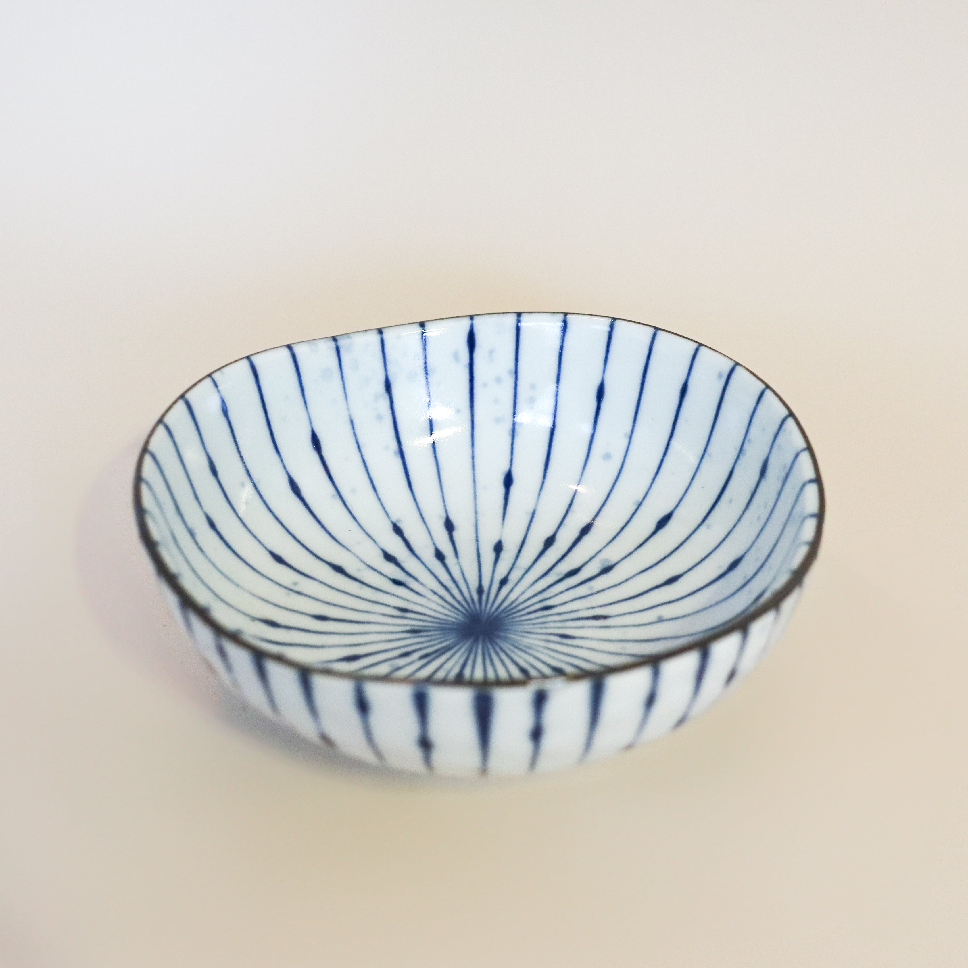 Mellem skål med blå striber og blå splash