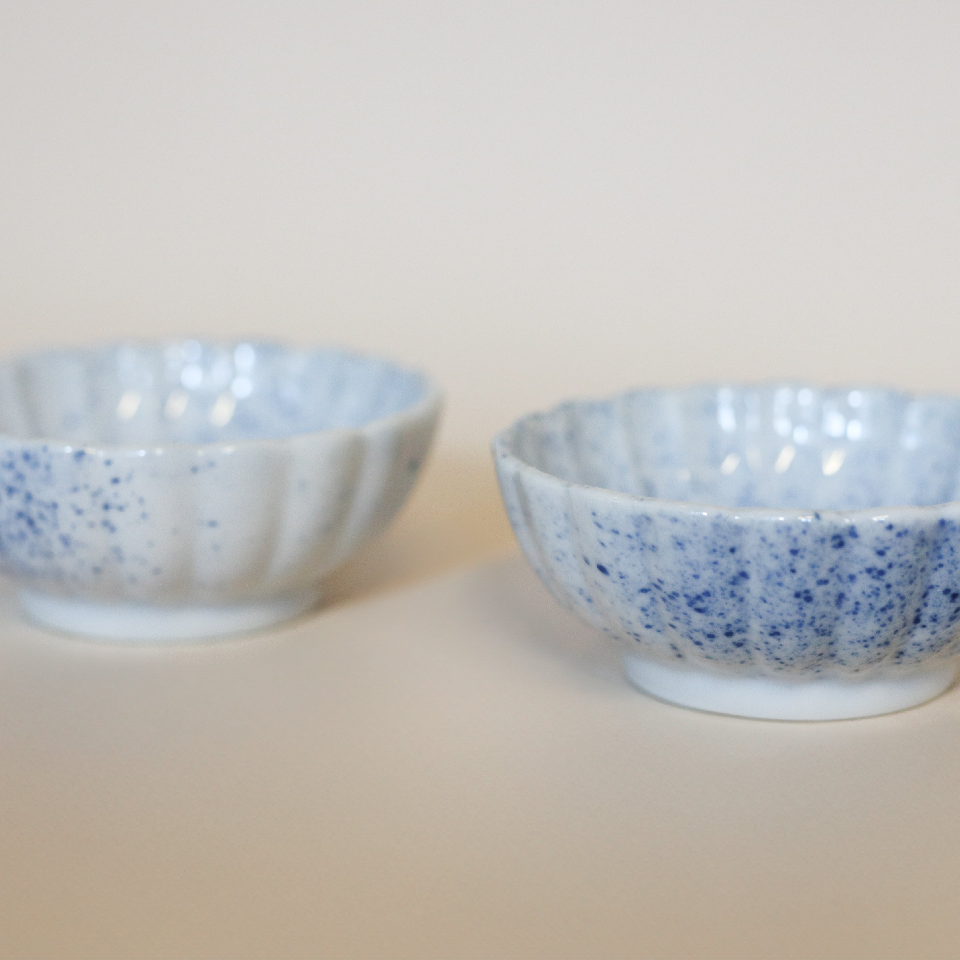 Lille blomsterskål med blå splash