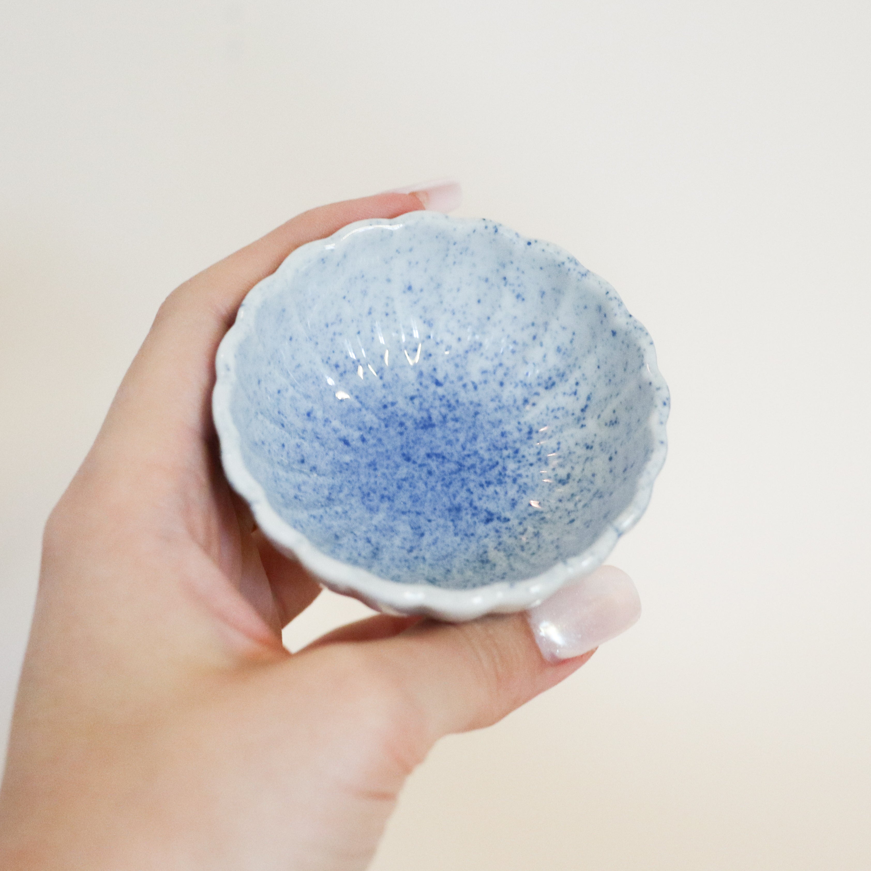 Lille blomsterskål med blå splash