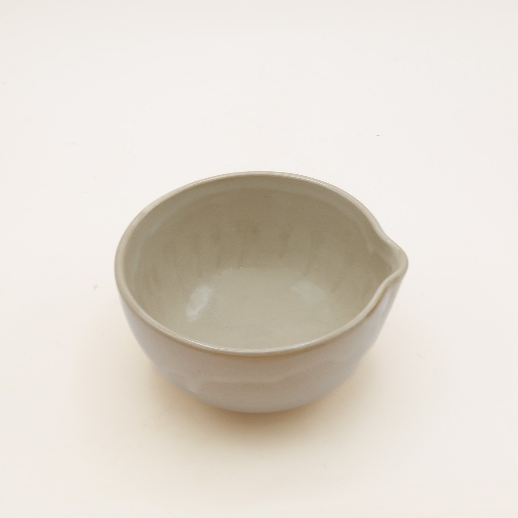 (price) Katakuchi Matcha Bowl - Light Grayish-beige with Pouring Spout