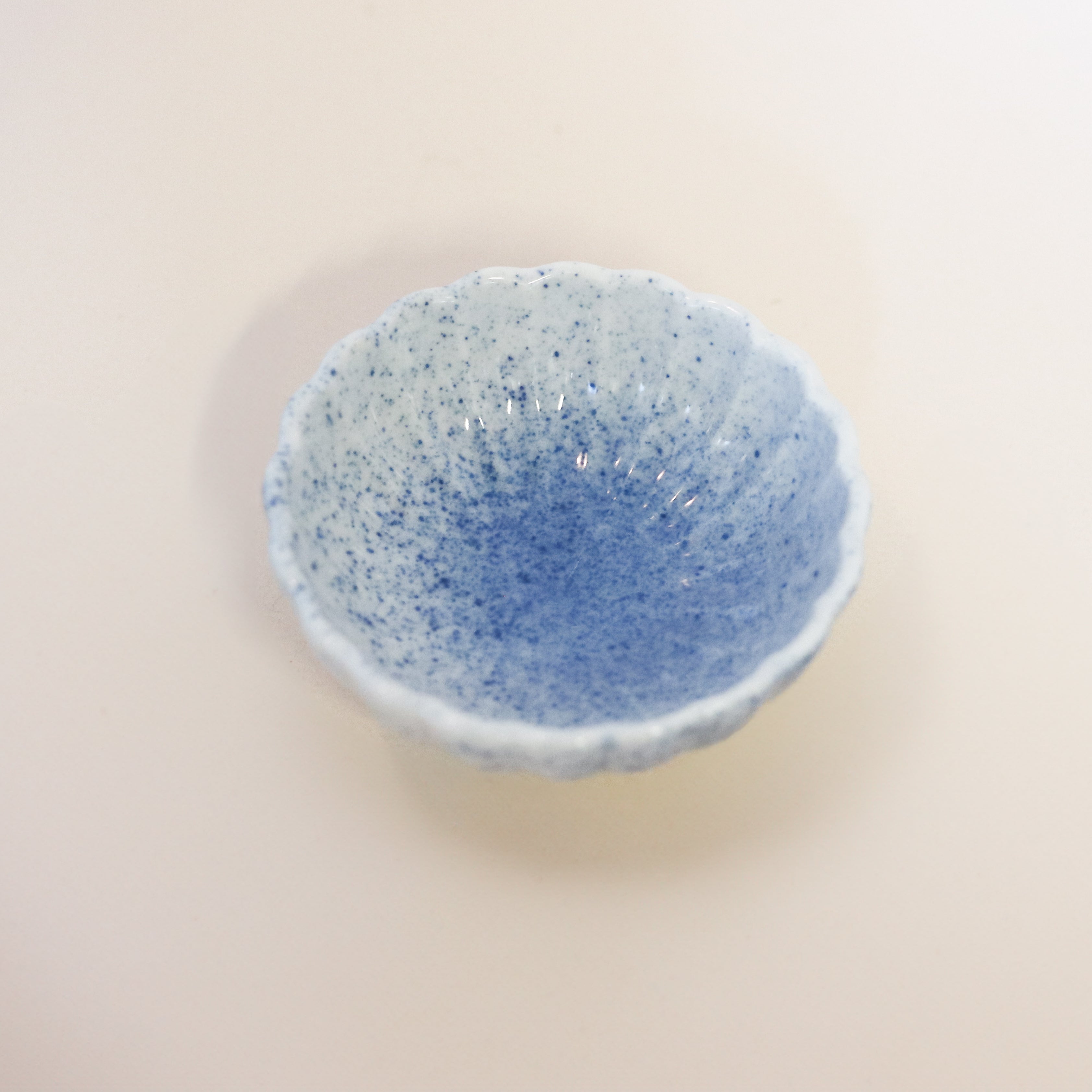 Lille blomsterskål med blå splash