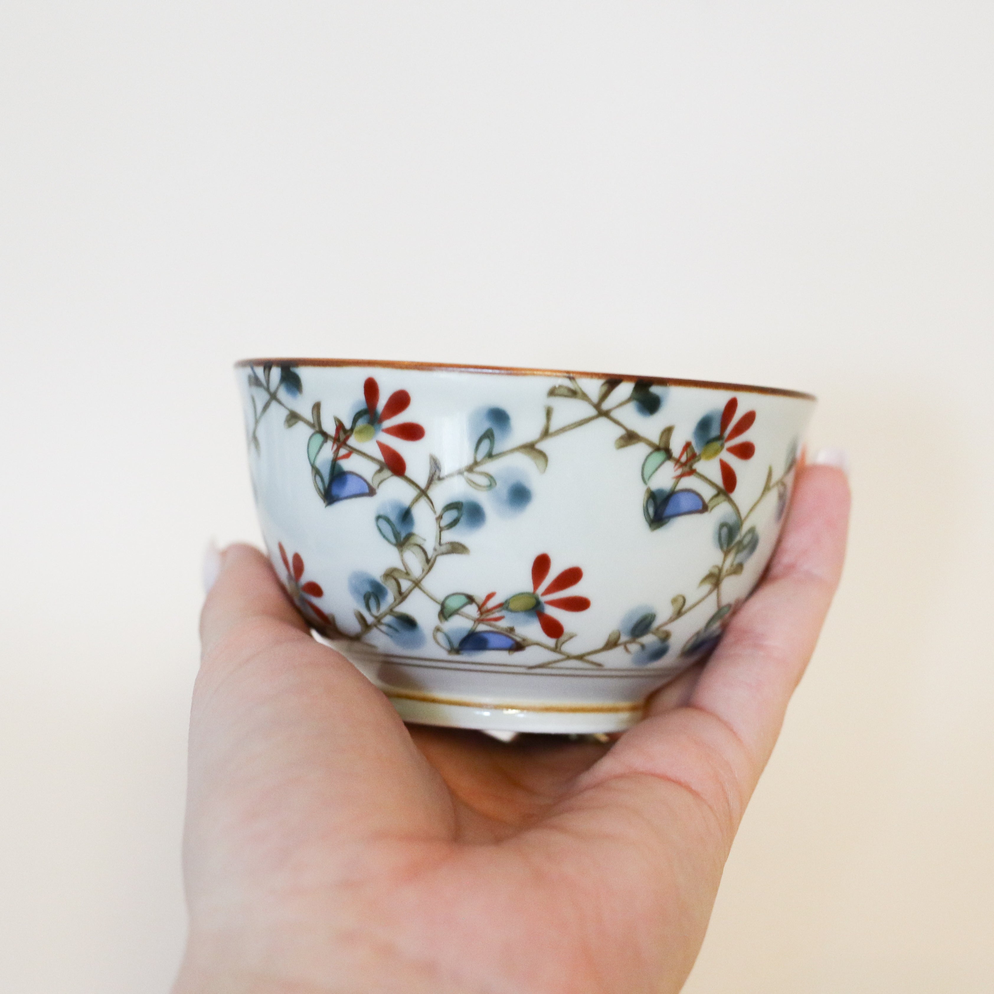 Bowl/teacup with blue and red flowers