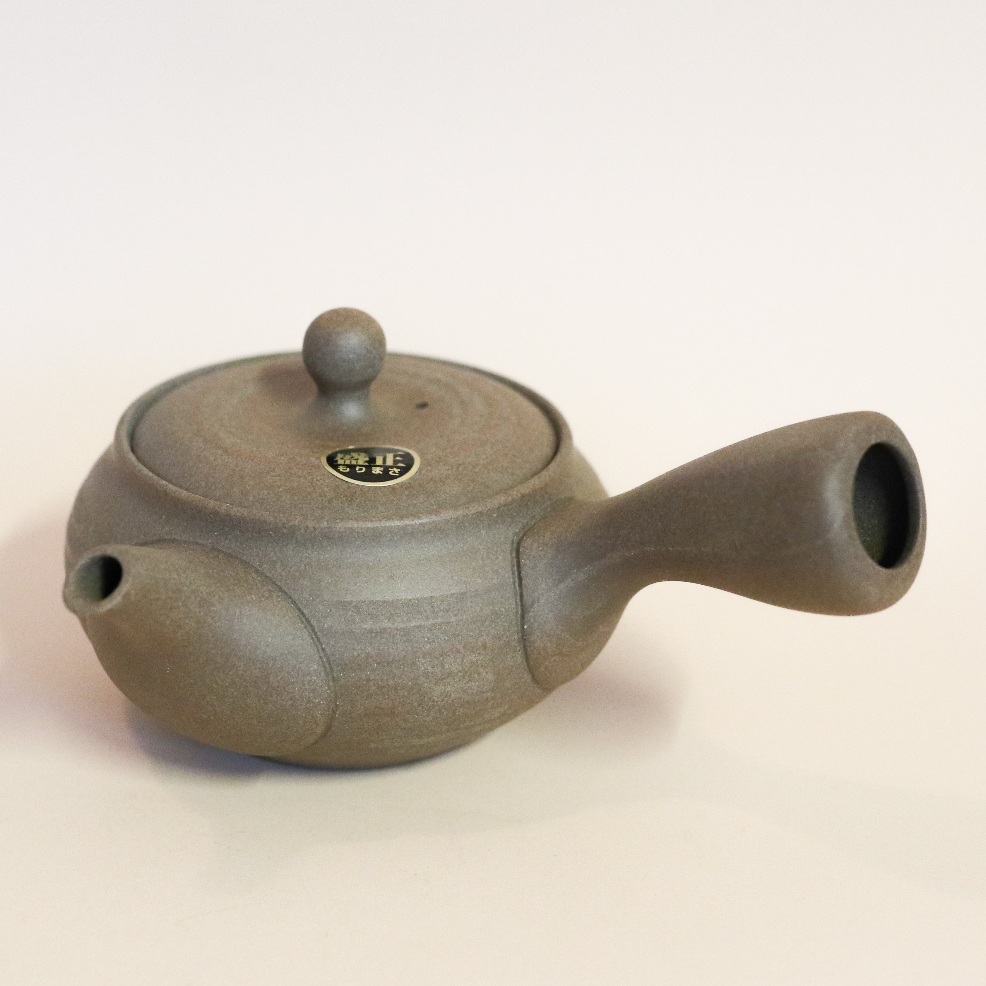 Lille tekande i lys brun glasur med håndtag