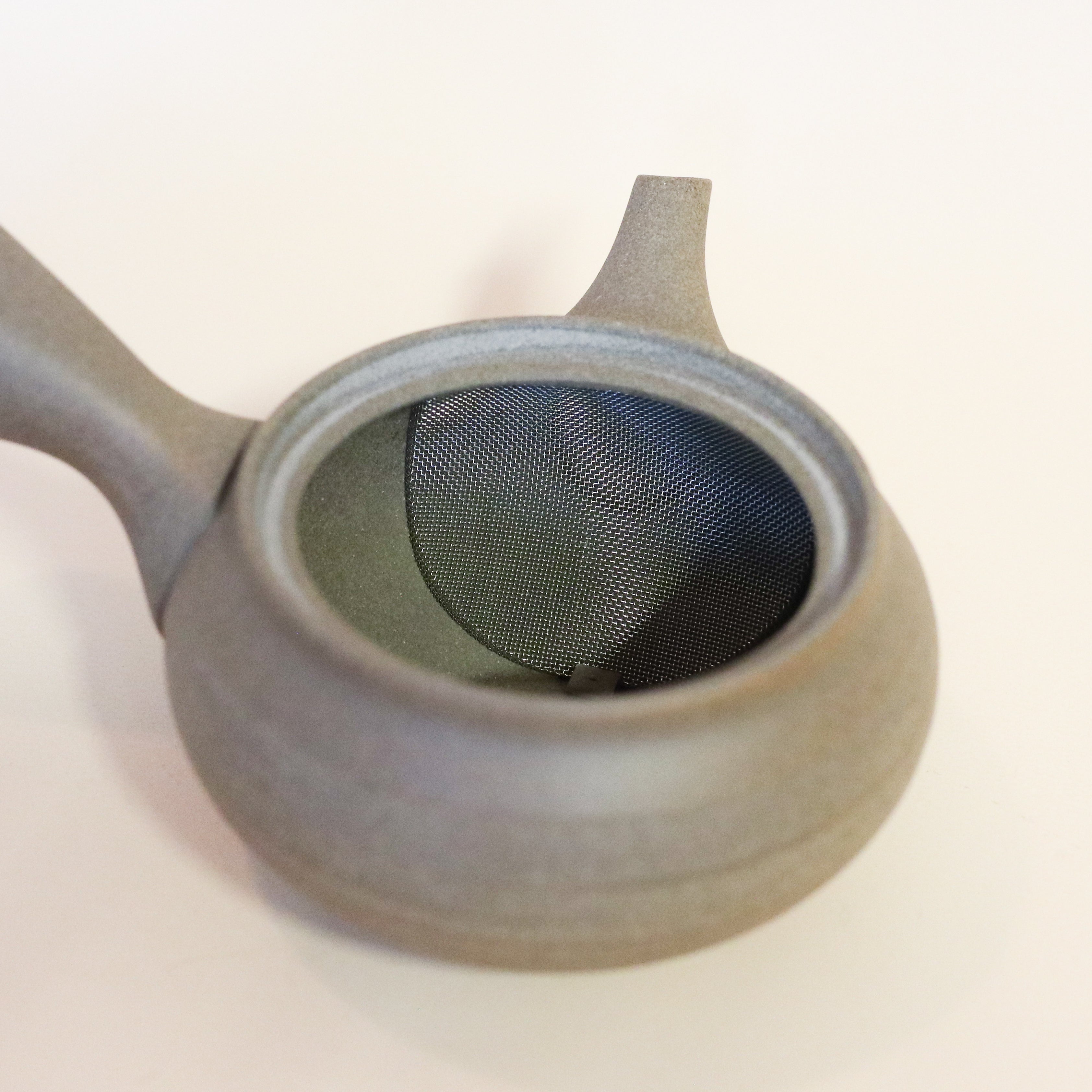 Lille tekande i lys brun glasur med håndtag