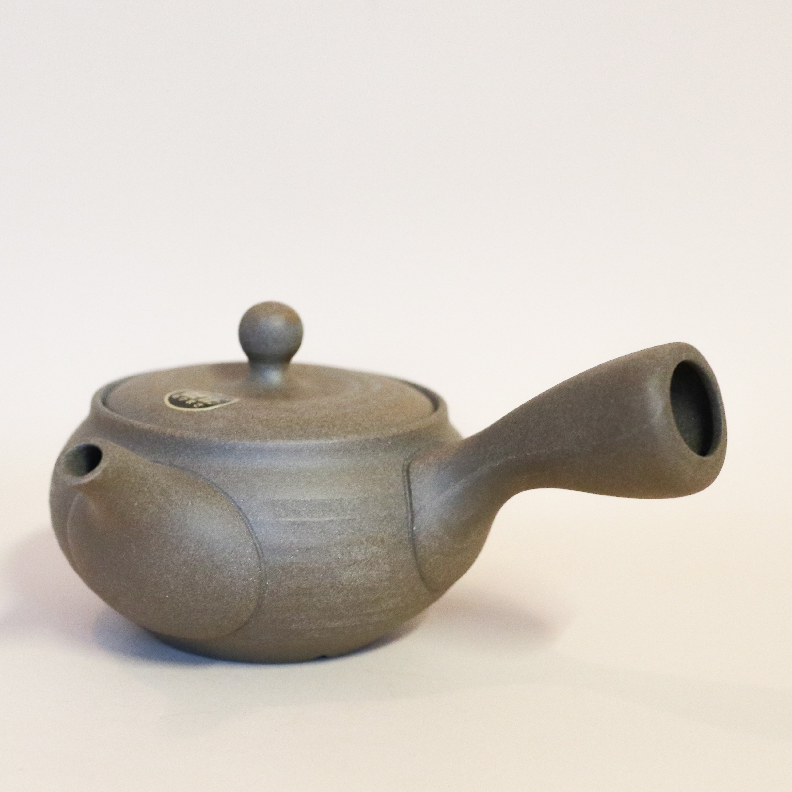 Lille tekande i lys brun glasur med håndtag