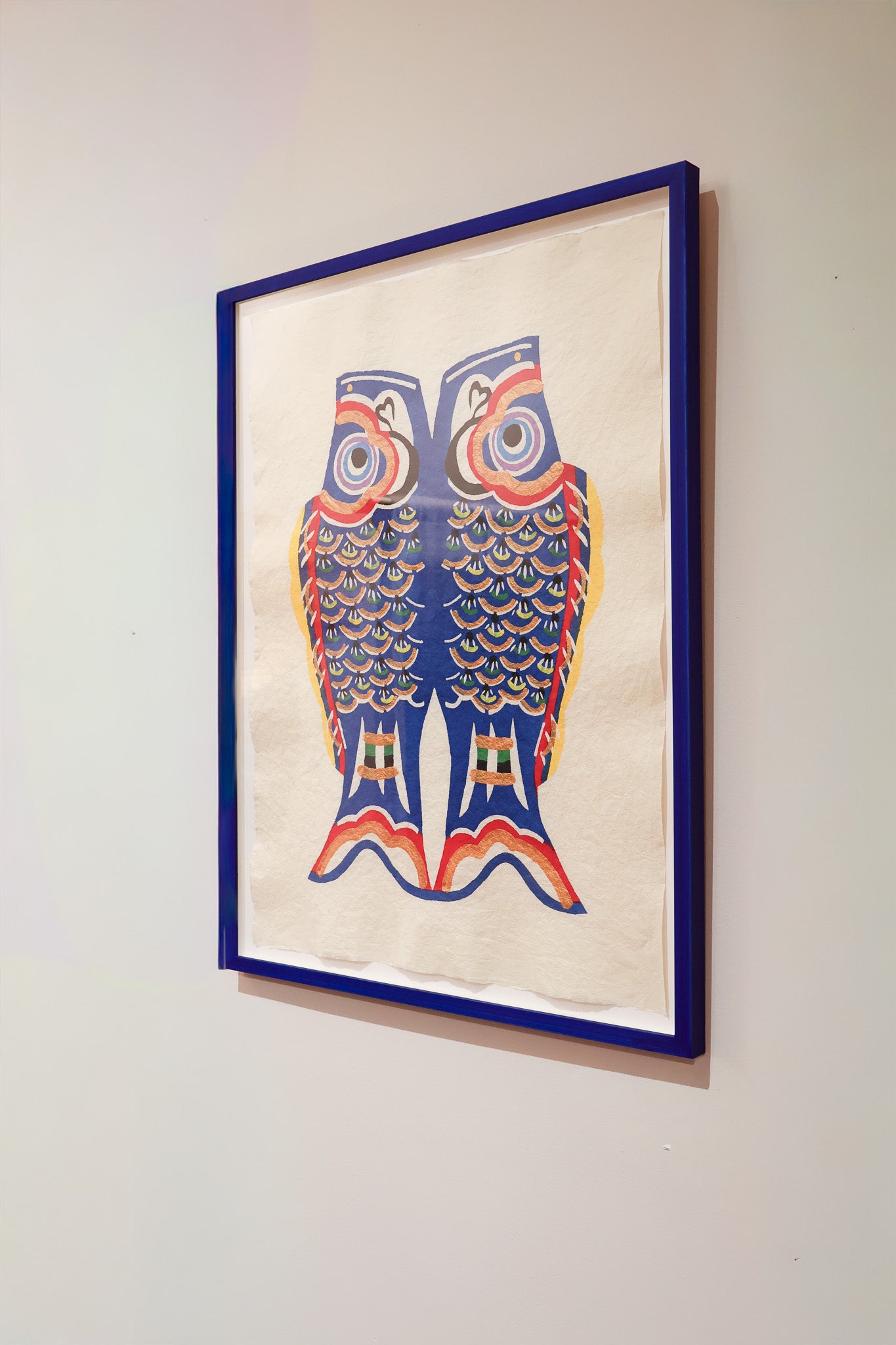 Blå koinobori indrammet i blå håndmalet ramme